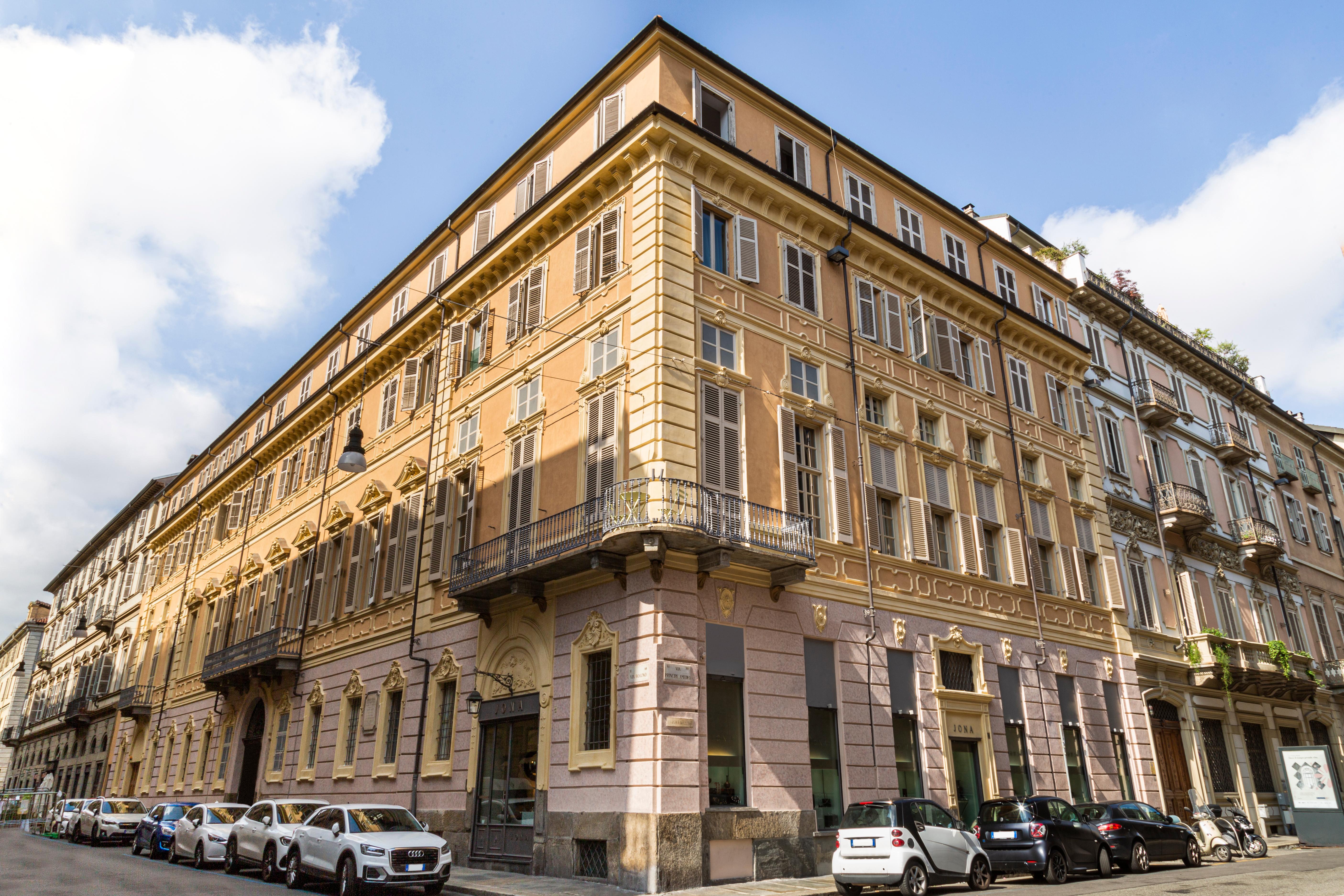Orecchini pendenti in oro 18 carati con tormalina rubellite e tanzanite di Alex Jona in vendita 2