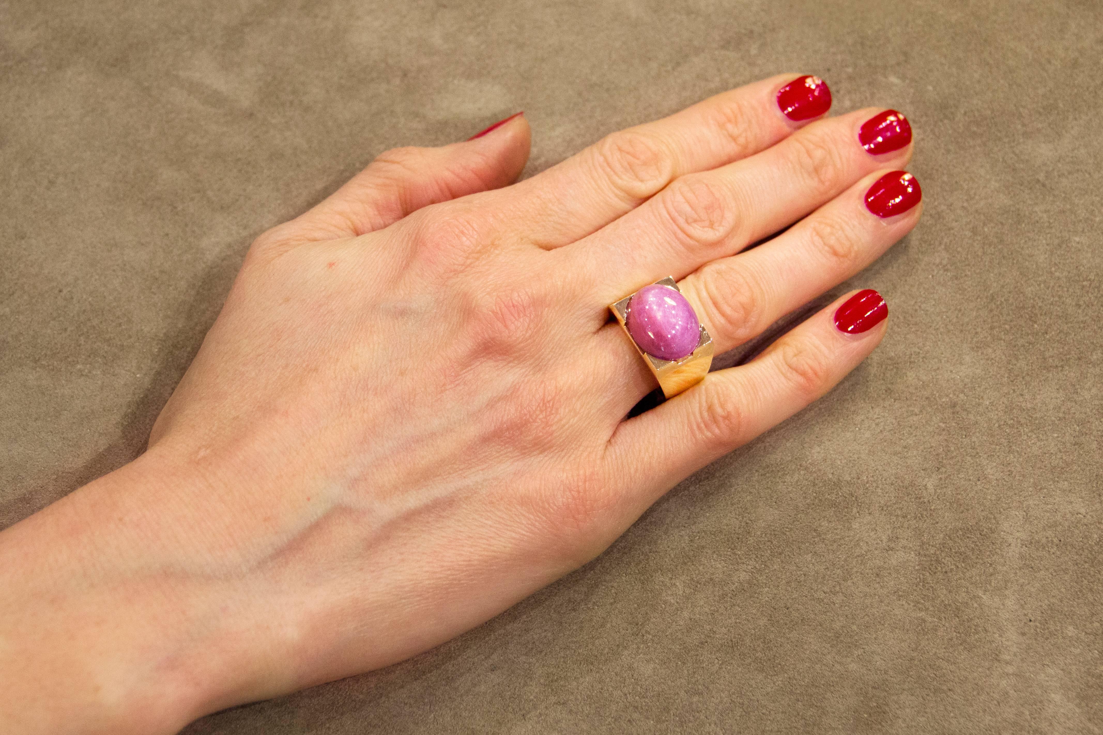 Jona design collection, hand crafted in Italy, 18 Karat rose gold ring centering a natural oval-shaped cabochon star ruby weighing 24 carats; size 7. Can be sized to any specification.
Dimensions : H 29 mm x W 22 mm x D 14 mm - H 1.14 in x W 0.86 in
