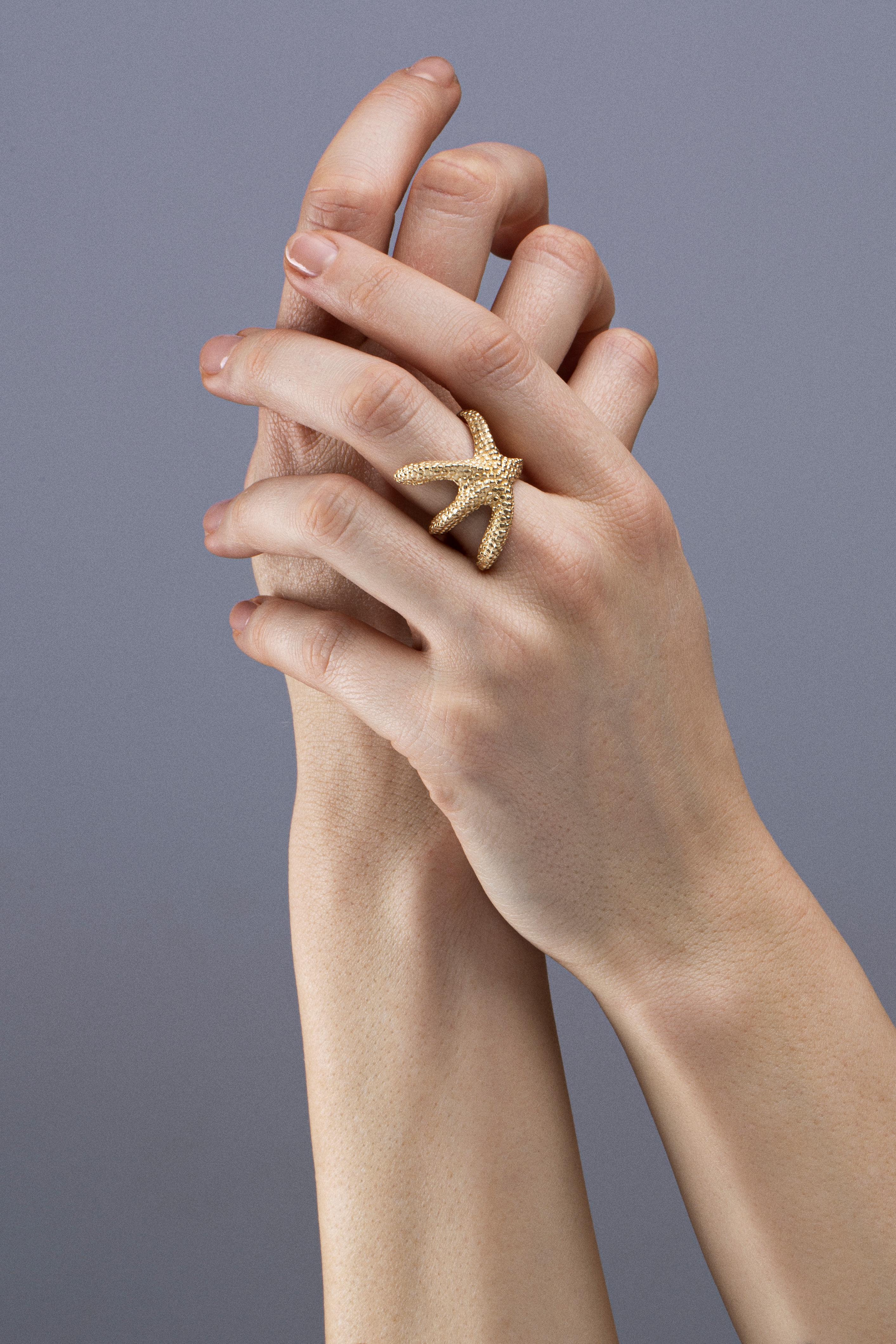 Alex Jona design collection, hand crafted in Italy, 18 Karat yellow gold starfish ring. 
Size 6, can be sized to any specification.
Dimensions: H x 1.02 in. W x 0.89 in. D x 0.15 in. -  H x 25.98 mm. W x 22.84 mm. D x 3.83 mm.
Alex Jona jewels stand