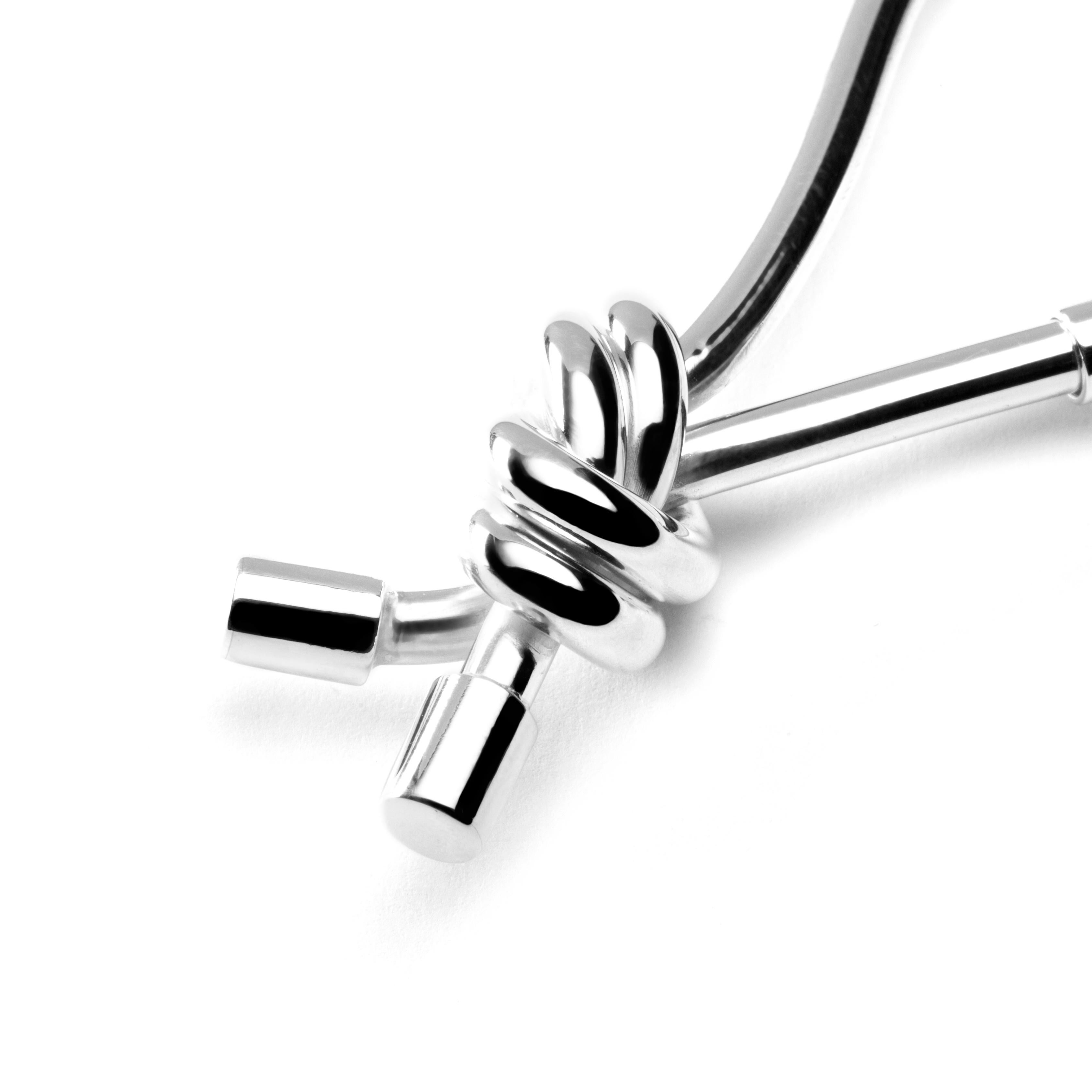 Alex Jona design collection, hand crafted in Italy, Sterling Silver key holder.
Dimensions : L 2.84 in/ 72.36 mm x W 1.18 in/ 30.15 mm x Depth: 0.61 in/ 15.58 mm

Alex Jona gifts stand out, not only for their special design and for the excellent
