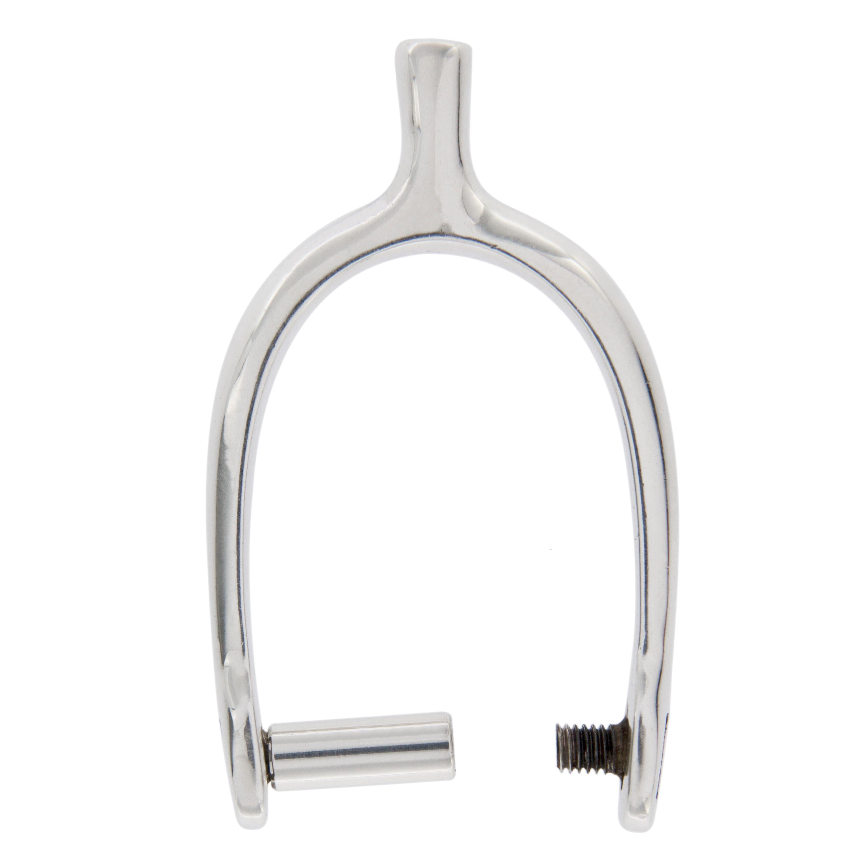 Alex Jona design collection, hand crafted in Italy, rhodium plated Sterling Silver Spur key holder.
Dimensions : L 1.76 in/ 44.86 mm x W 1 in/ 27 mm x Depth: 0.22 in/ 5.82 mm

Alex Jona gifts stand out, not only for their special design and for the