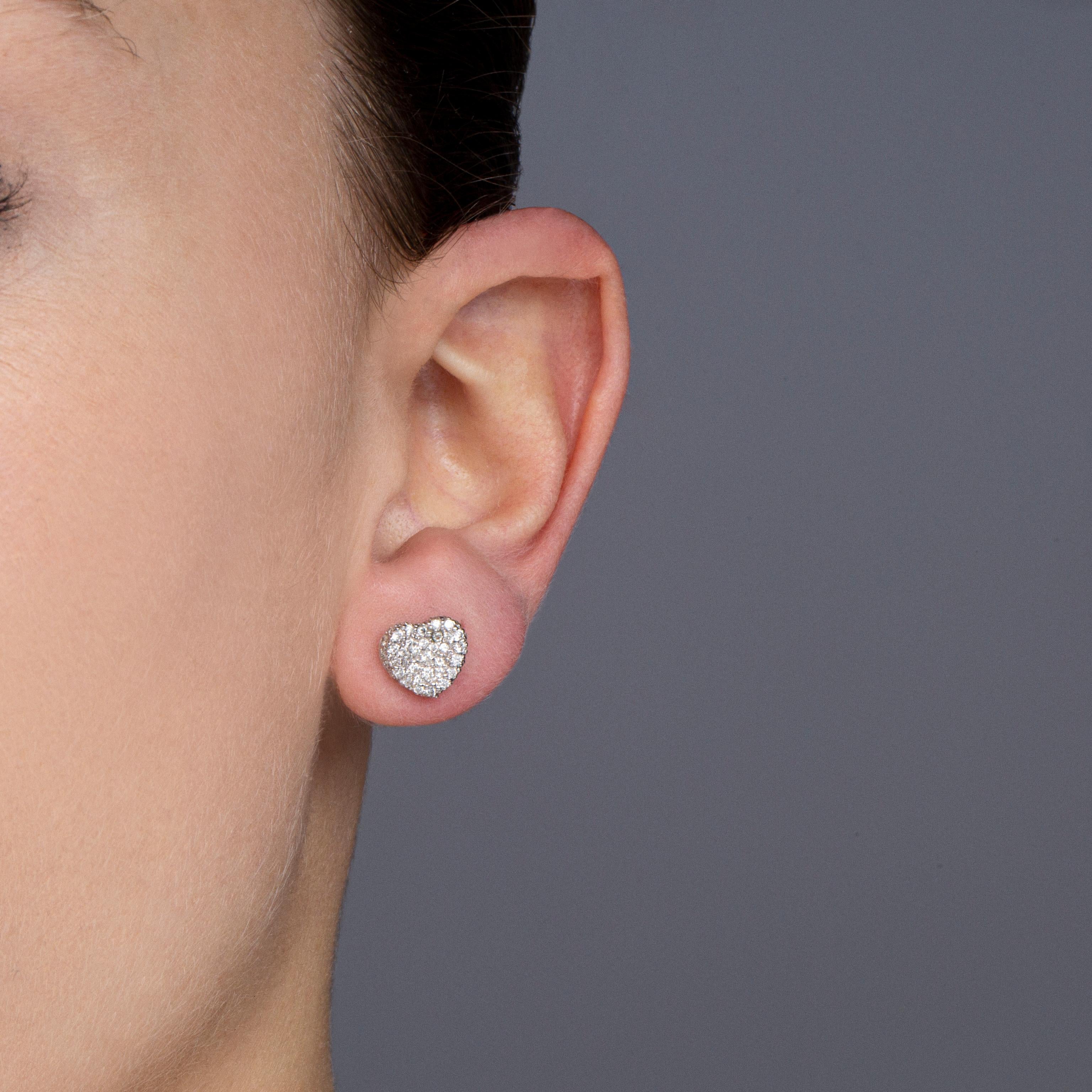 Orecchini con diamante in oro bianco 18 carati, collezione Alex Jona, realizzati a mano in Italia, con pavé di diamanti bianchi concavi e lisci del peso di 0,64 carati, colore F, purezza VVS1. I supporti con retro a frizione per le orecchie