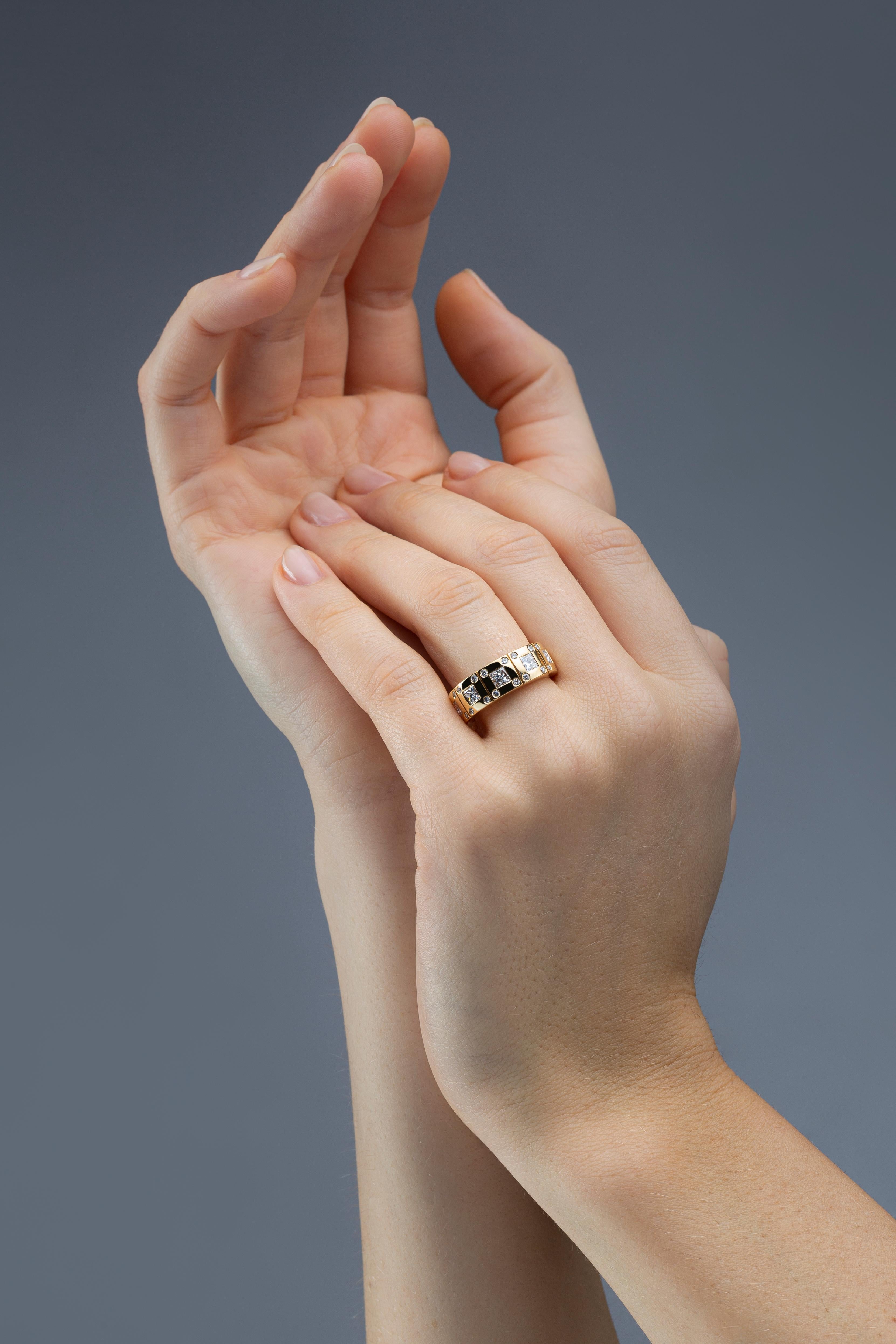 Alex Jona Design-Kollektion, handgefertigt in Italien, 18 Karat Gelbgold Ring mit 5 weißen Diamanten im Quadratschliff mit einem Gesamtgewicht von 1,19 Karat, Farbe G, Klarheit VVS2. US-Größe 6.3 kann auf jede Größe angepasst werden.

Die