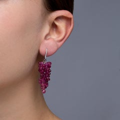 Alex Jona - Boucles d'oreilles pendantes en or blanc 18 carats avec diamants blancs et rubelite en grappe