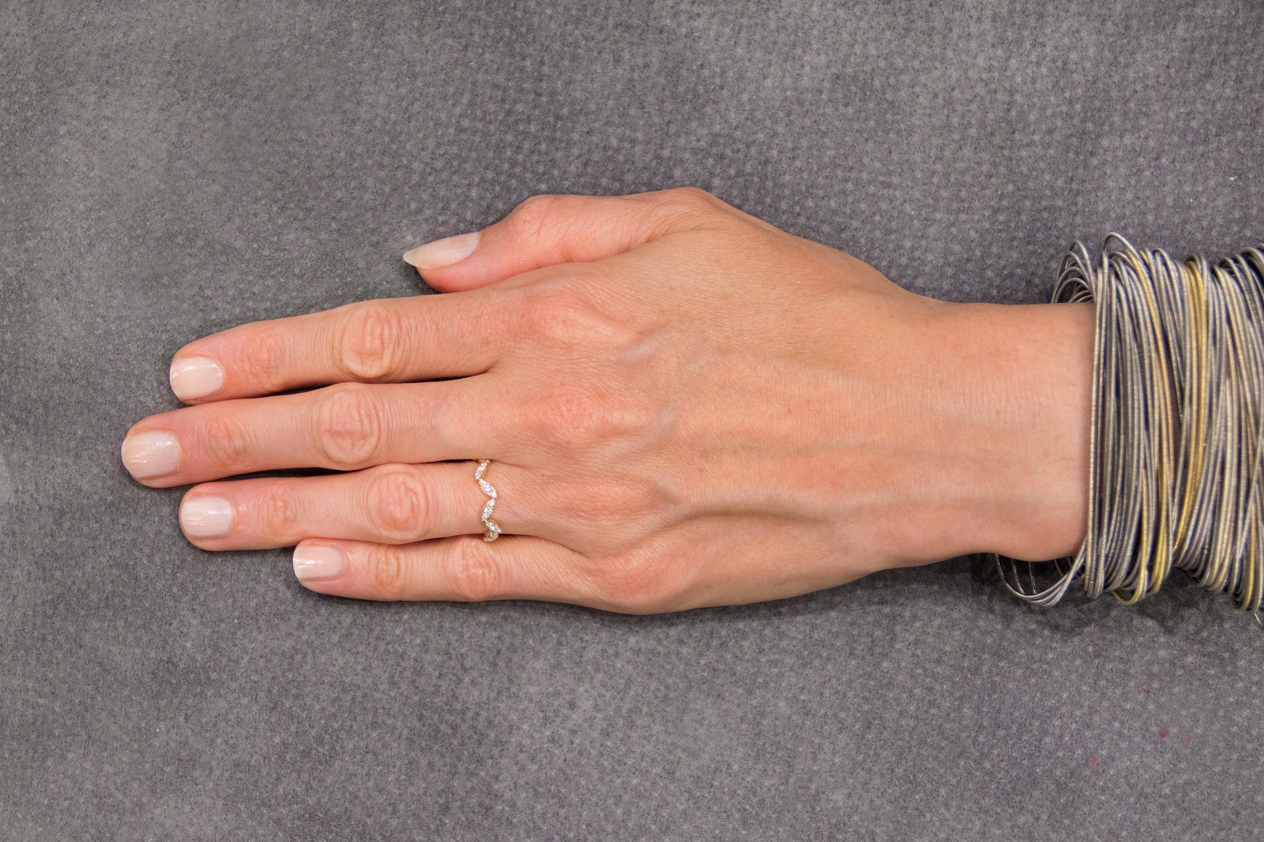 Collection design Alex Jona, fabriquée à la main en Italie, bracelet en or jaune 18 carats serti de 0,28 carats de diamants blancs.
Les dimensions peuvent être adaptées à toutes les spécifications. Dimensions : Diamètre 0,78 in - 19,96 mm x