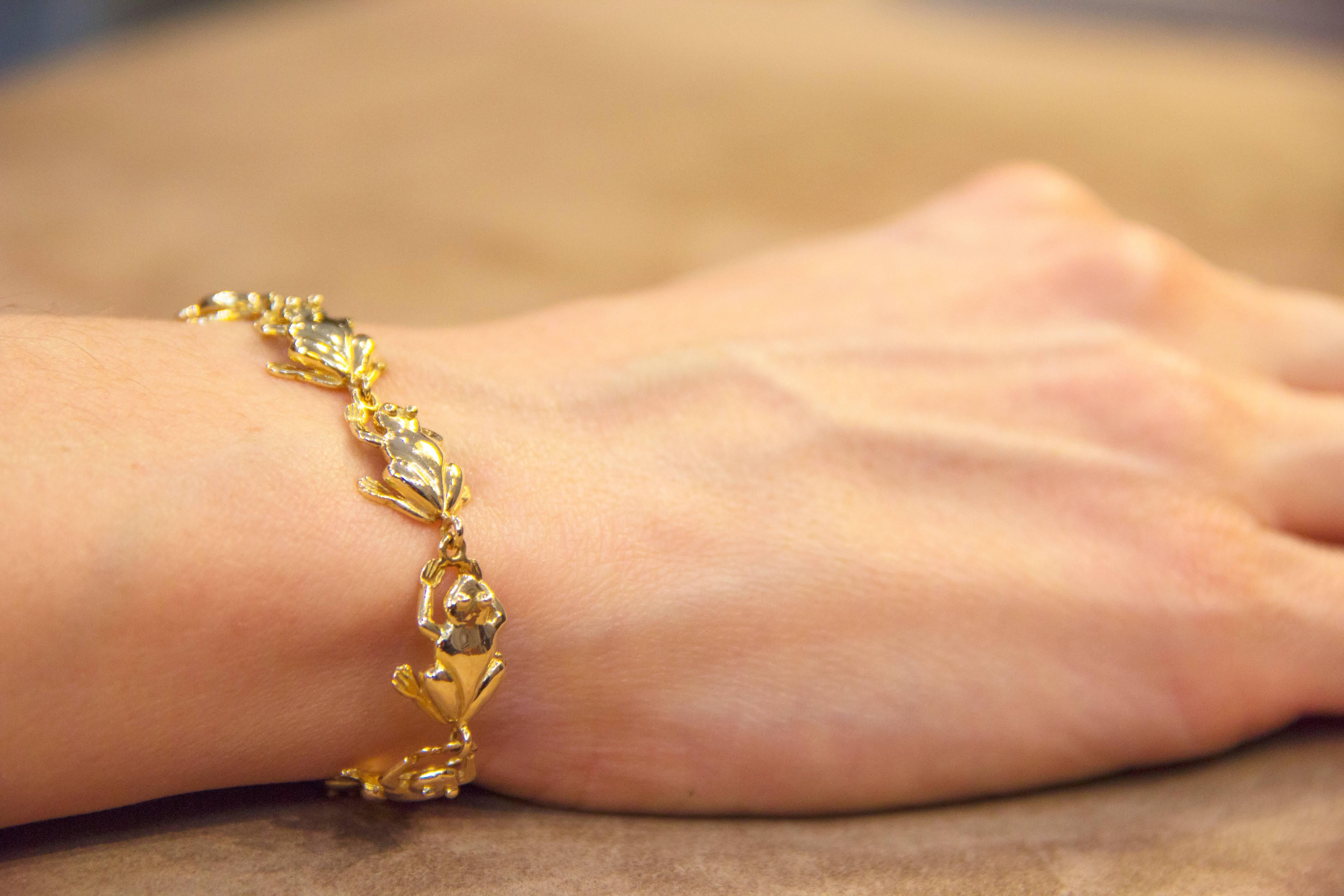 Jona design collection, hand crafted in Italy, 18 karat yellow gold link frogs bracelet. Dimensions: 17 cm Lenght / 1 cm Width.
All Jona jewelry is new and has never been previously owned or worn. Each item will arrive at your door beautifully gift