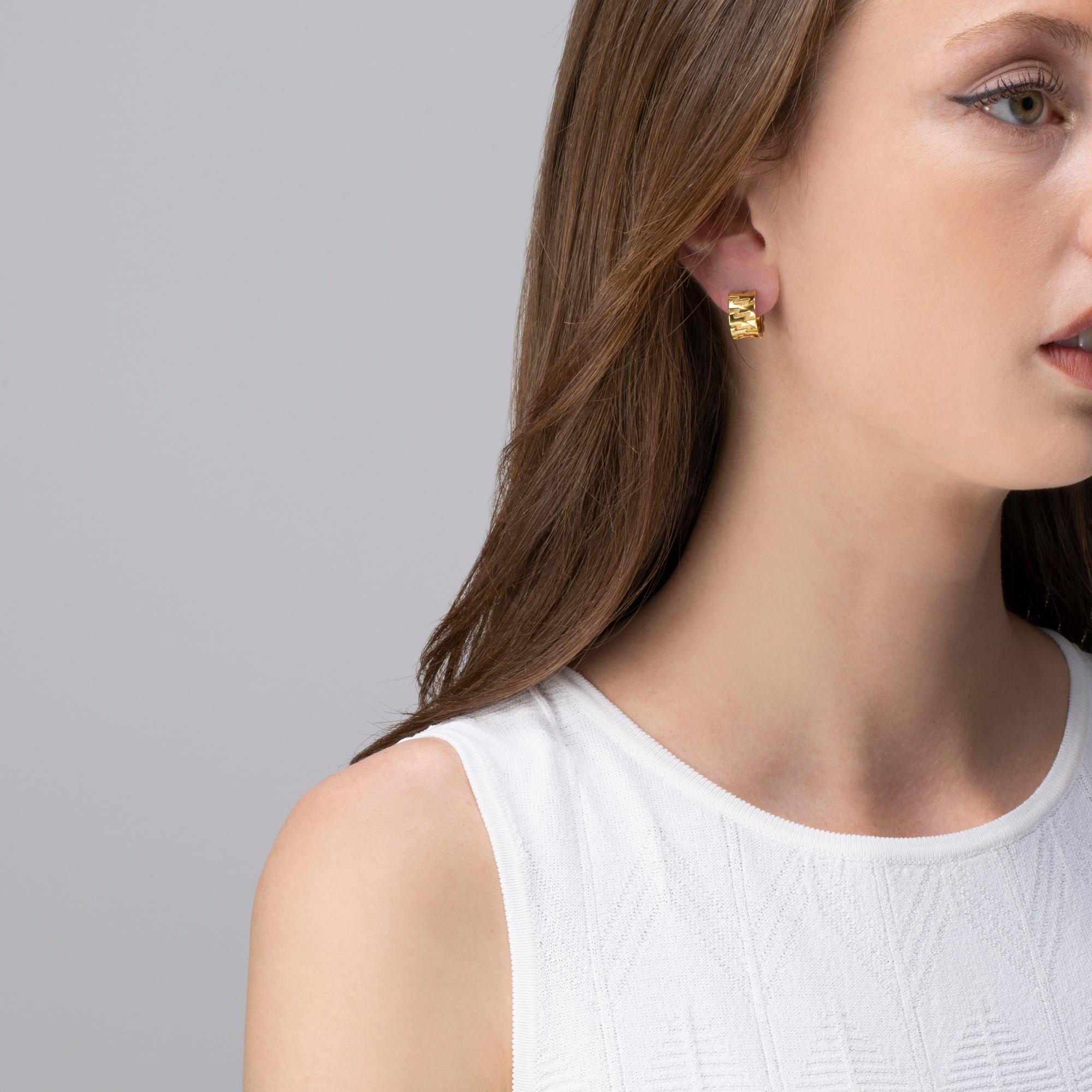 Alex Jona design collection, hand crafted in Italy, 18 karat yellow gold hoop earrings with zig zag grooves.  

Alex Jona jewels stand out, not only for their special design and for the excellent quality of the gemstones, but also for the careful