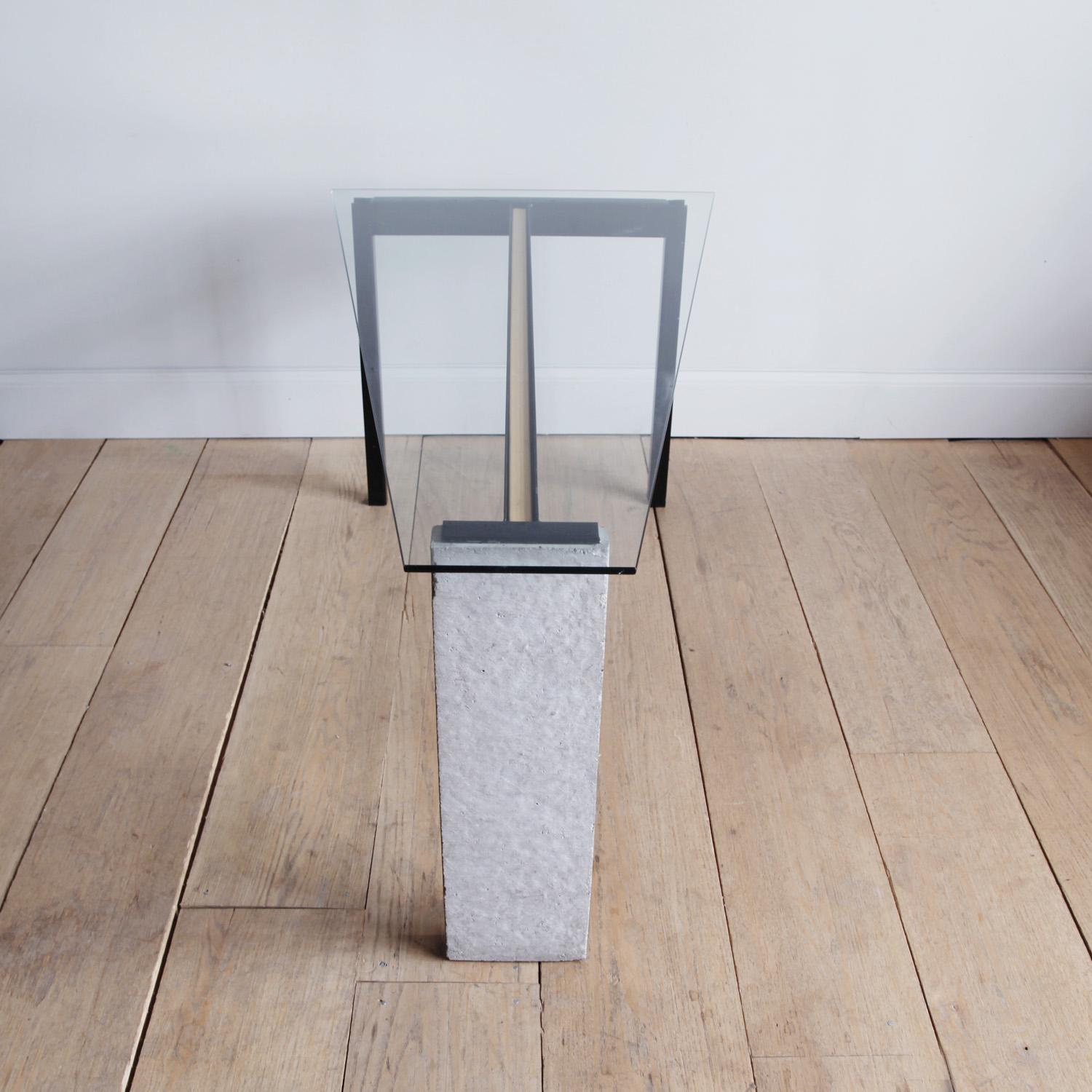 Una scrivania o una consolle di grande effetto, sulla falsariga del design per cui Bohlin è forse più conosciuto, la sua controversa Concrete Chair che portava il funzionalismo a un estremo estetico.

La forma è ridotta all'essenziale ed emerge un