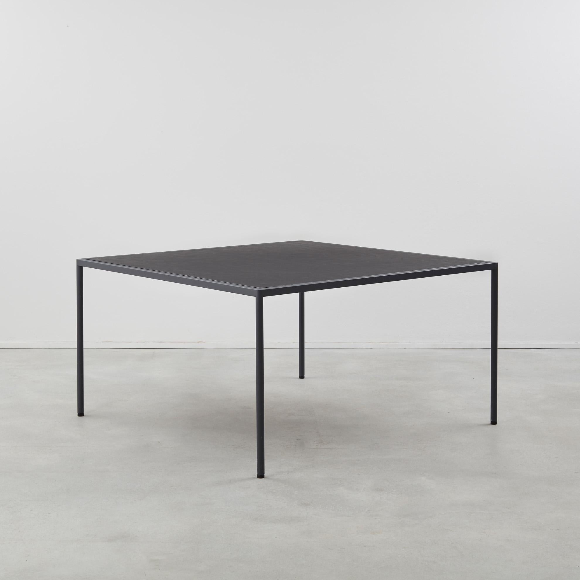 Cette table en métal laqué avec un plateau en cuir de Jonas Bohlin (né en 1953) allie l'aspect brut de l'industrie au raffinement de la sculpture. Bohlin est l'un des plus grands designers suédois. Ses pièces, en particulier sa chaise 