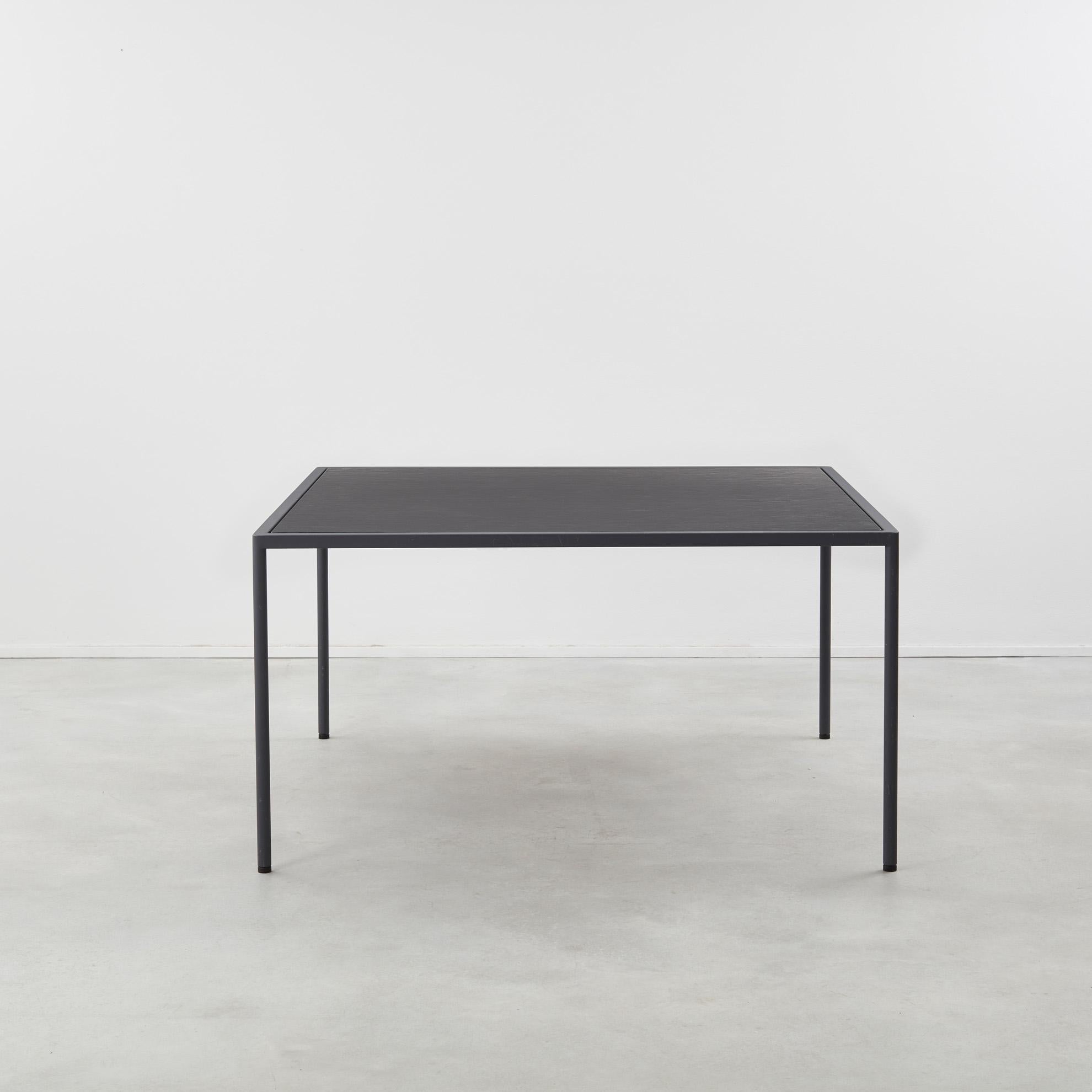 Moderne Jonas Bohlin Table de salle à manger en métal et cuir Suède - Fin du XXe siècle en vente