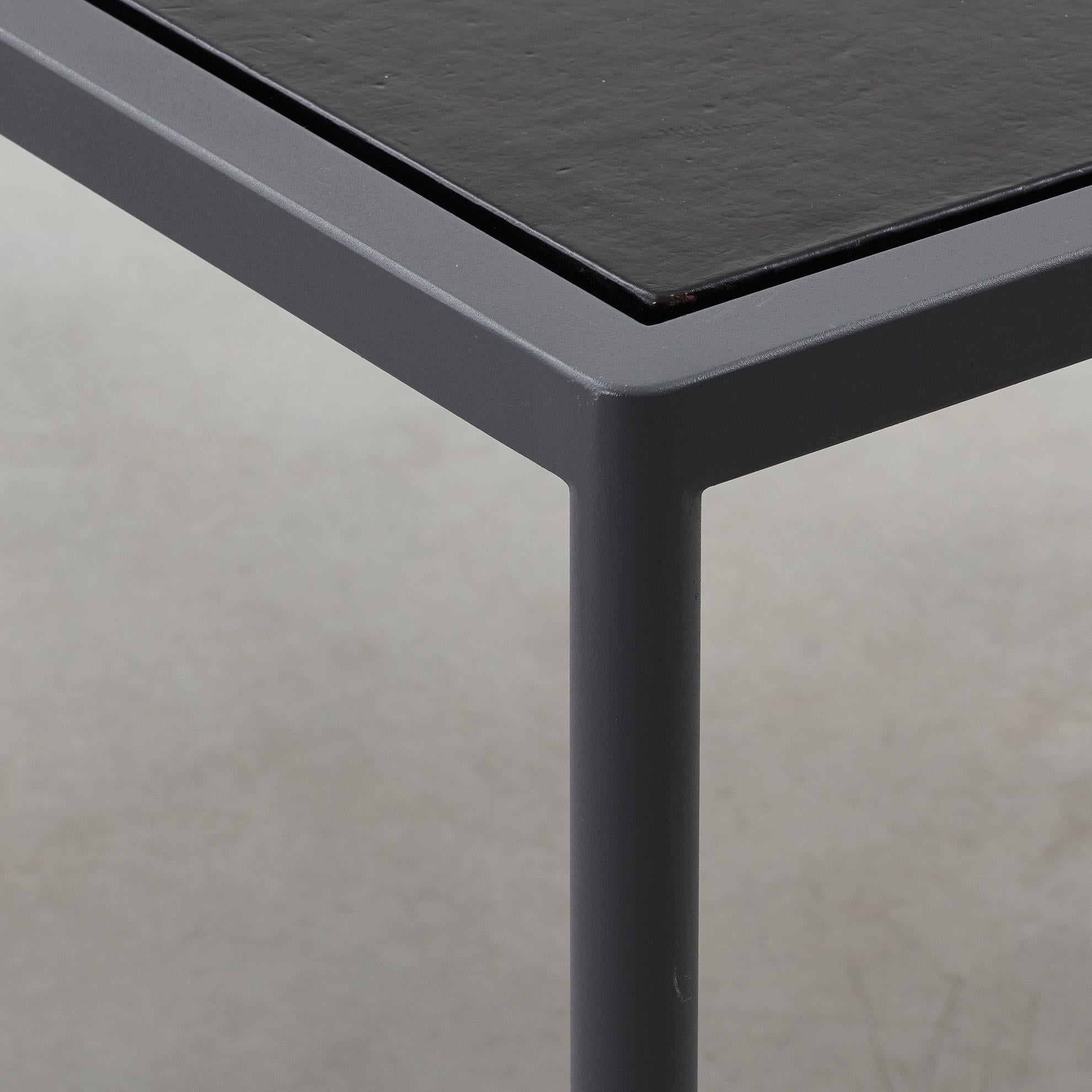 Suédois Jonas Bohlin Table de salle à manger en métal et cuir Suède - Fin du XXe siècle en vente