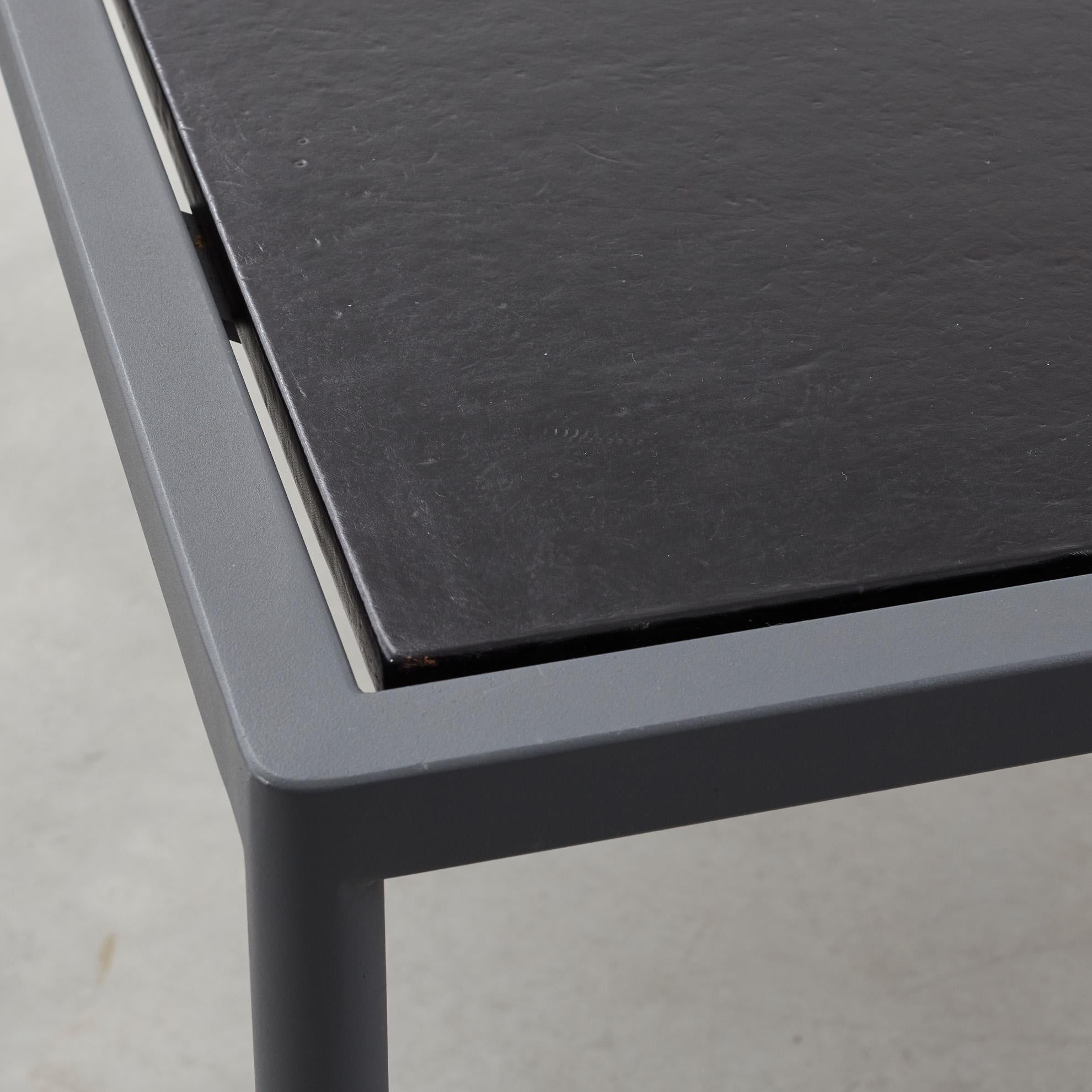 Métal Jonas Bohlin Table de salle à manger en métal et cuir Suède - Fin du XXe siècle en vente