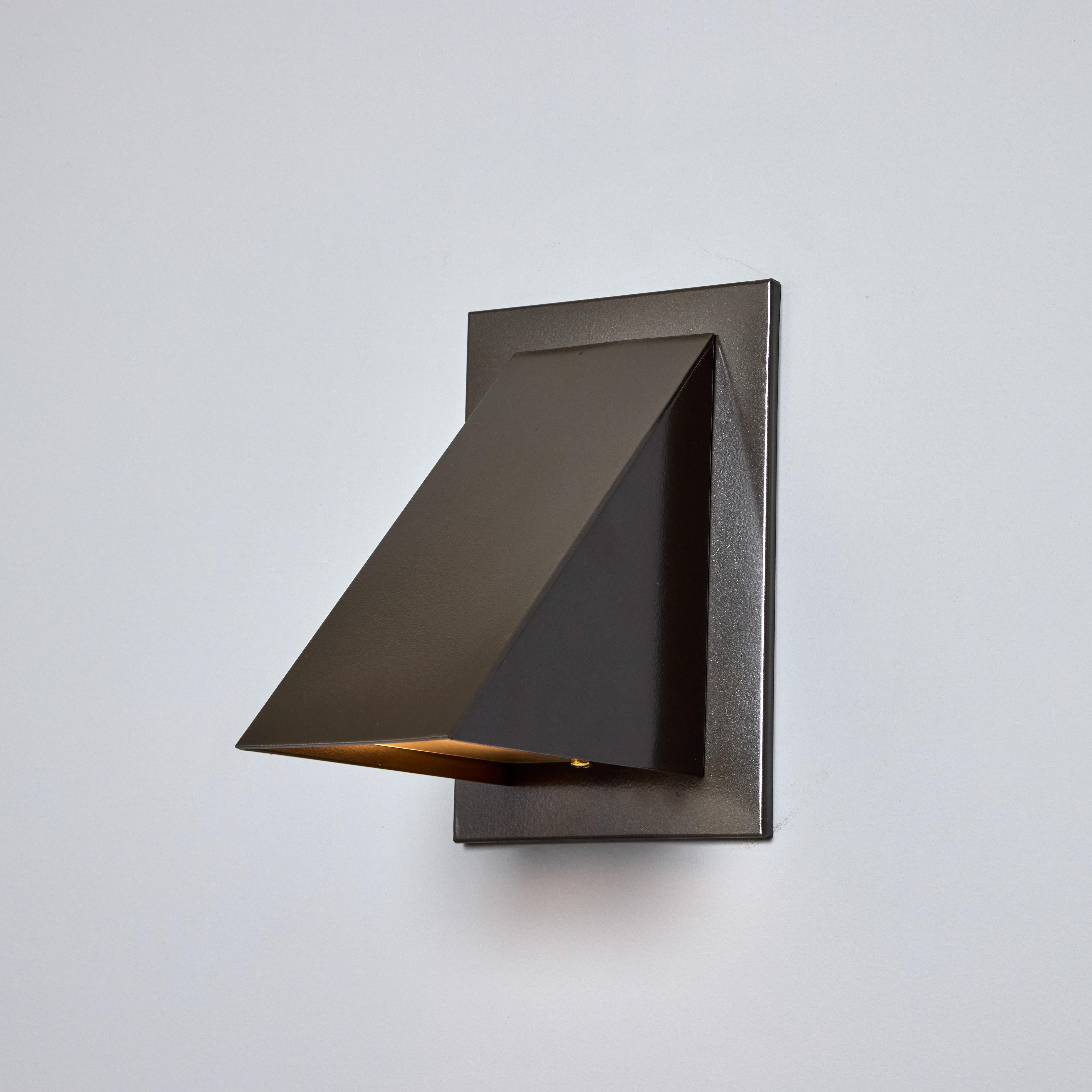 Lampada da parete 'Oxid' di Jonas Bohlin per Örsjö in bronzo dipinto

Realizzato in metallo verniciato bronzo con un diffusore in vetro opalino. Un design geometrico incredibilmente raffinato e pulito che rappresenta la quintessenza della