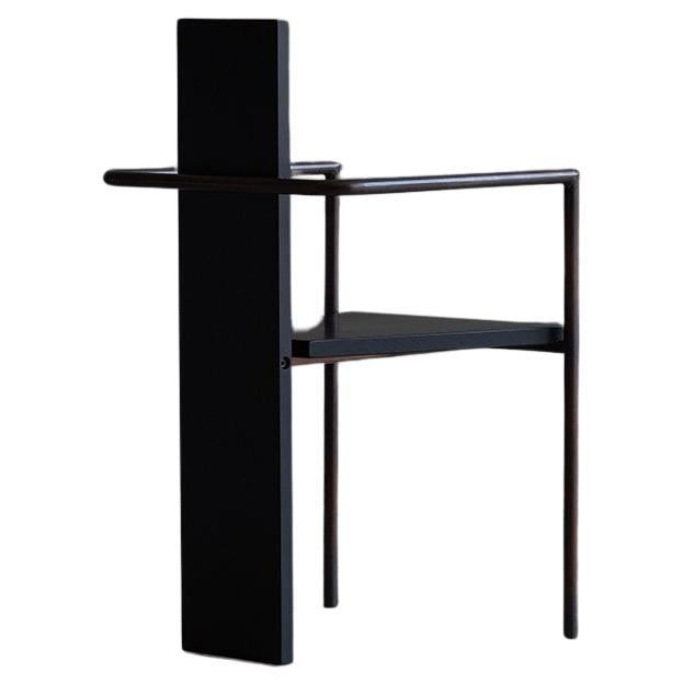 Jonas Bohlin (Schwede) hat mit seinem innovativen und minimalistischen Ansatz für das Möbeldesign einen großen Einfluss ausgeübt. Bemerkenswerte Kreationen in seinem Portfolio sind der Concrete Chair und seine Holzvariante, der Wooden Concrete
