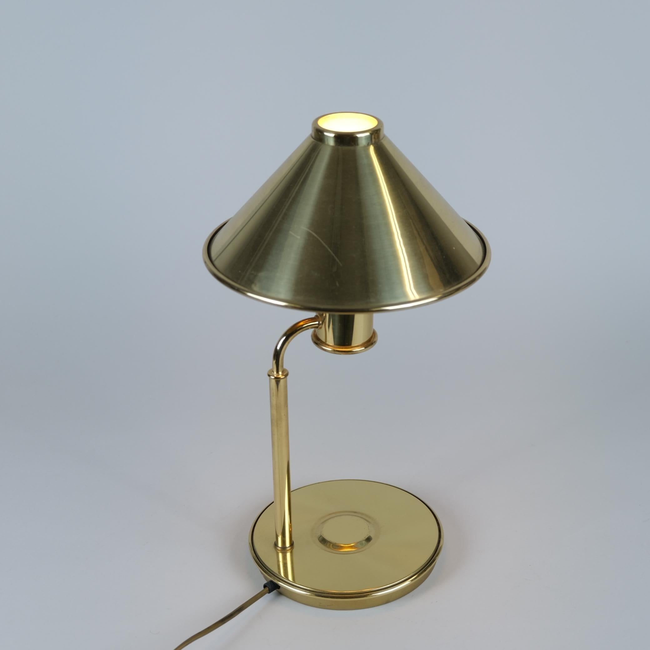 Magnifique lampe de table en laiton massif conçue par Jonas Hidle et fabriquée par Høvik Lys en Norvège dans les années 1970-1980. Comme le veut le design scandinave, cette lampe est à la fois simple et élégante. Le laiton a la faveur des designers