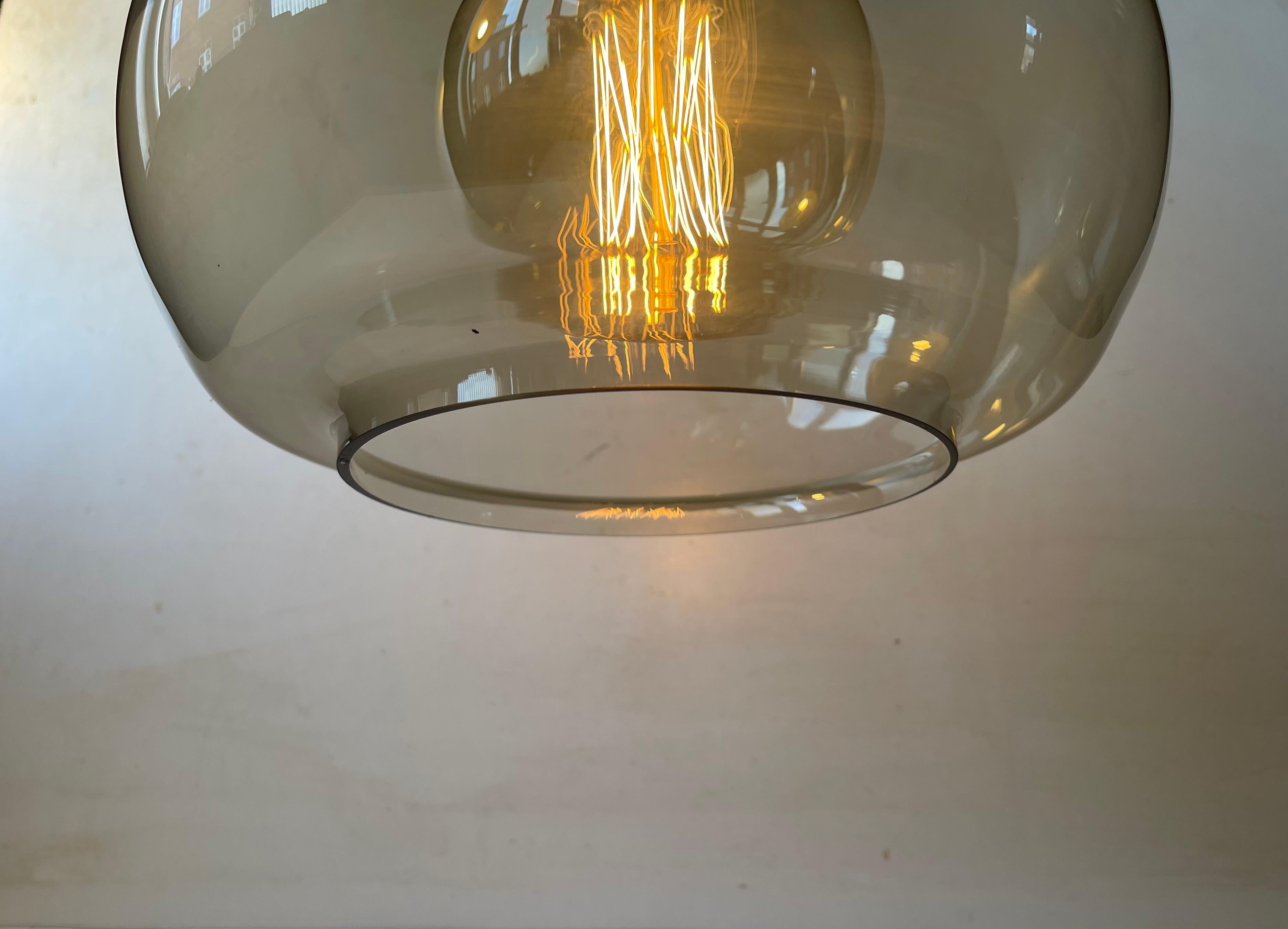 Scandinavo moderno Lampada da soffitto 'Soap Bubble' di Jonas Hidle in vetro fumé e ottone, anni '60 in vendita