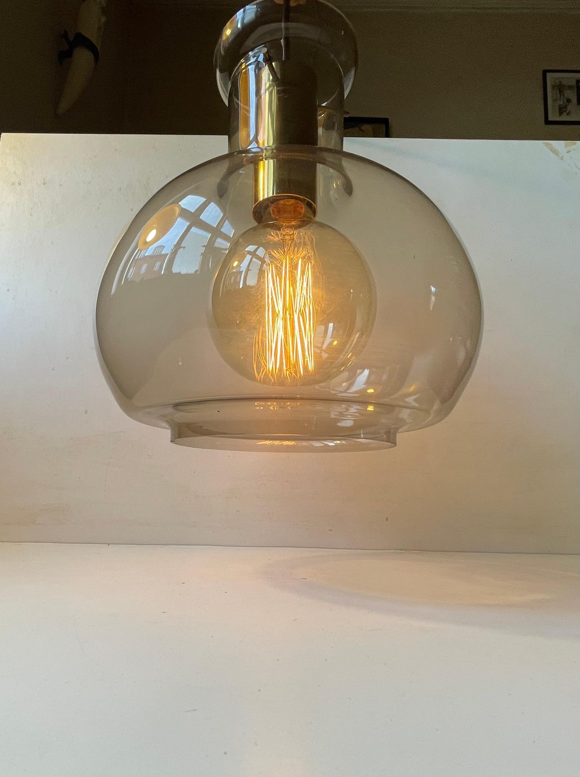 Norvegese Lampada da soffitto 'Soap Bubble' di Jonas Hidle in vetro fumé e ottone, anni '60 in vendita