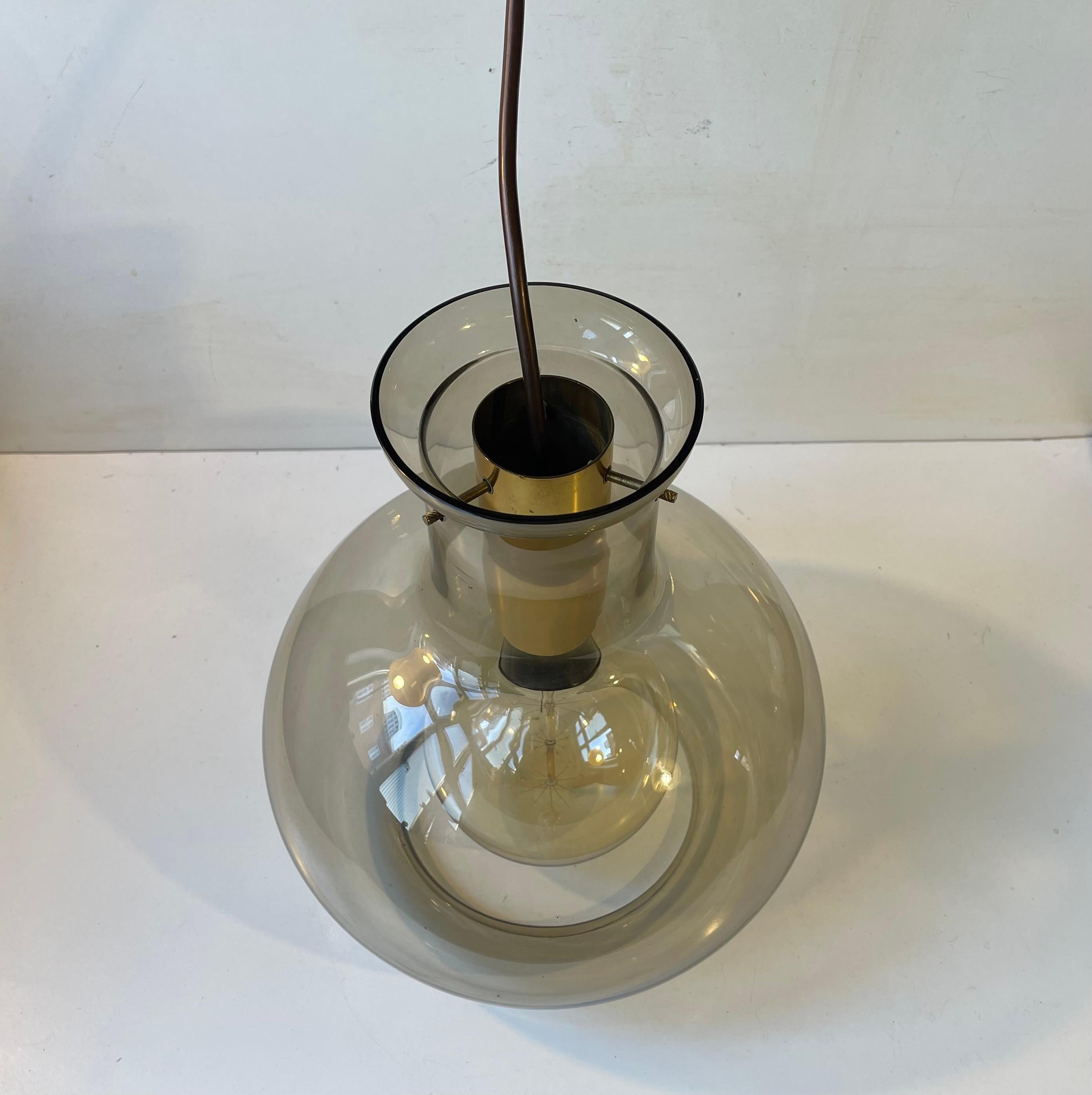 Lampada da soffitto 'Soap Bubble' di Jonas Hidle in vetro fumé e ottone, anni '60 In condizioni buone in vendita a Esbjerg, DK