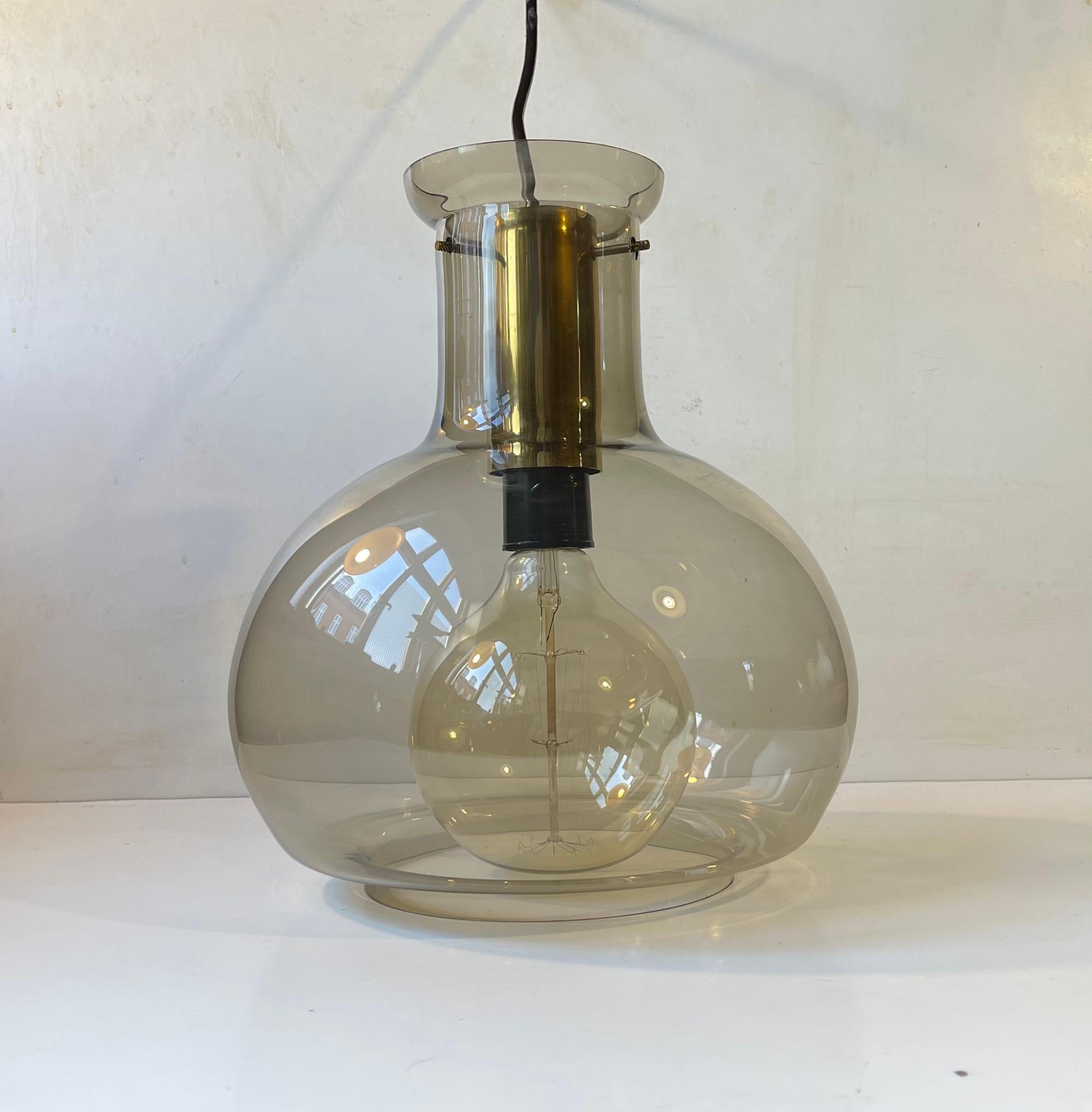 Metà XX secolo Lampada da soffitto 'Soap Bubble' di Jonas Hidle in vetro fumé e ottone, anni '60 in vendita