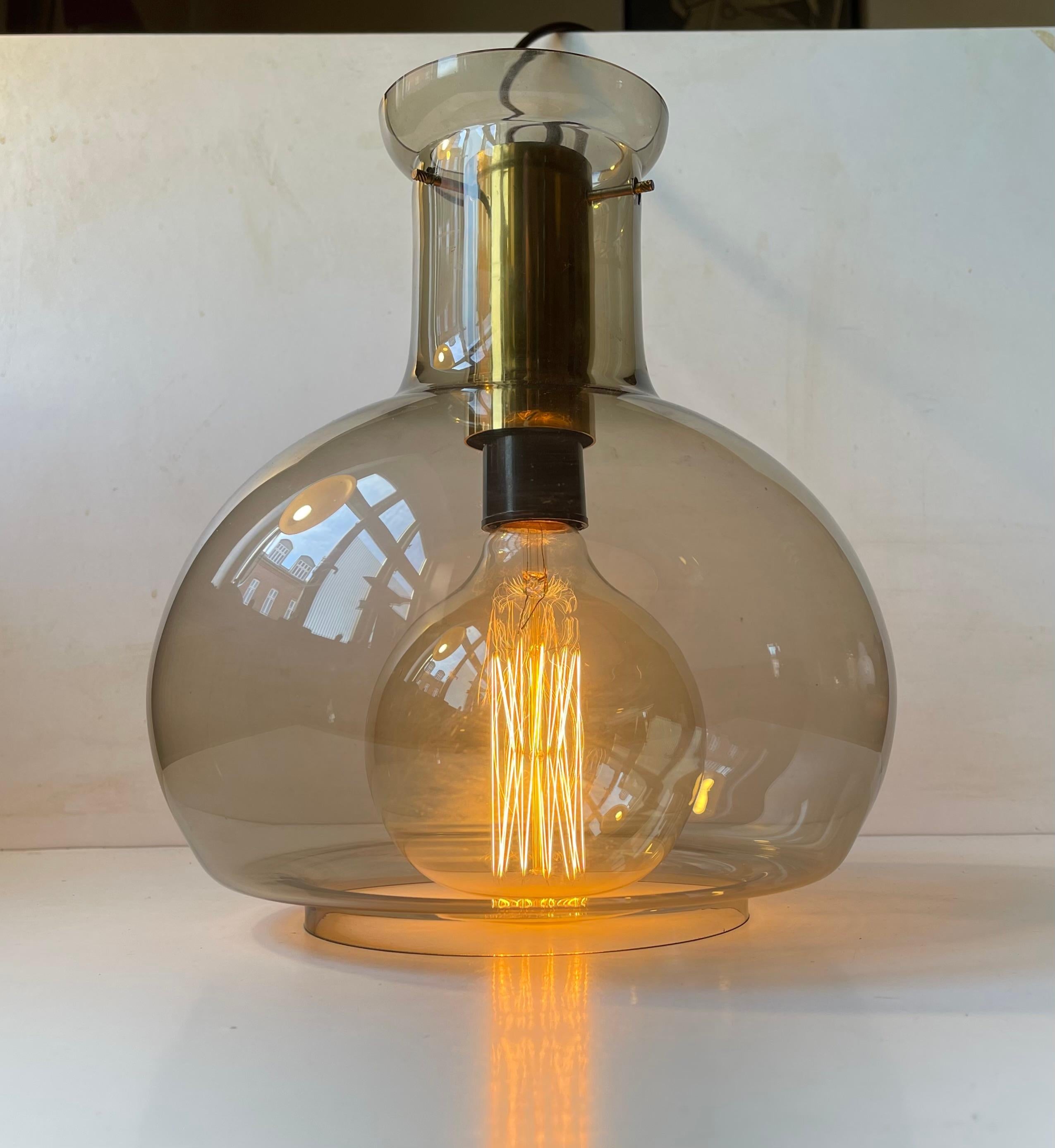 Ottone Lampada da soffitto 'Soap Bubble' di Jonas Hidle in vetro fumé e ottone, anni '60 in vendita