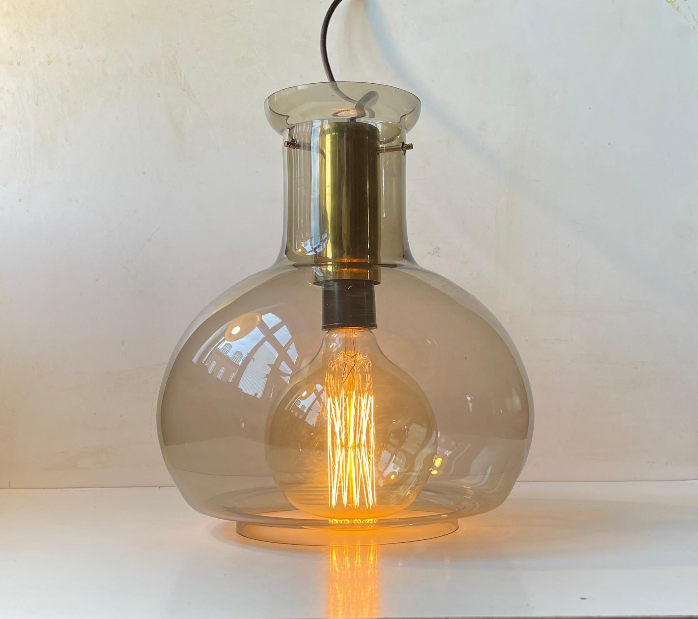 Lampada da soffitto 'Soap Bubble' di Jonas Hidle in vetro fumé e ottone, anni '60 in vendita 1