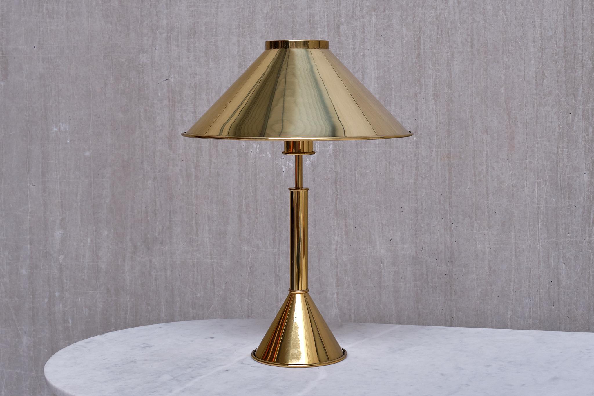 This striking table lamp was designed by Jonas Hidle and produced by Høvik Lys in Norway in the 1970s. The model is one of the rarest models of the designer's iconic 'Skomakers' series for Høvik.

The generously sized lamp is entirely executed in