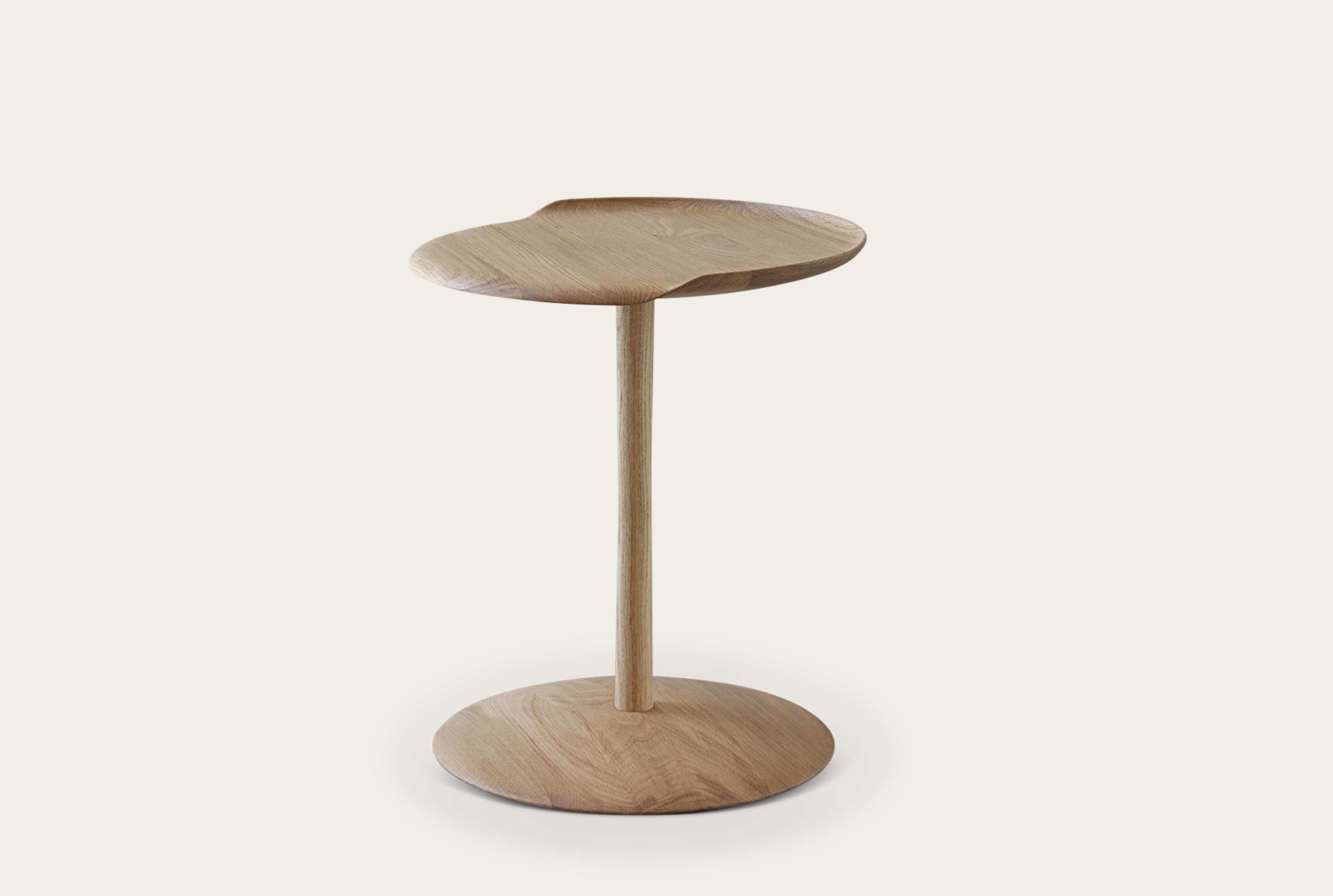 Jonas Jensen Jensen Side Tbale Types de bois : Chêne Dark Oil For One Collectional 

Åkande, qui signifie nénuphar en danois, est une série de meubles conçus par Jonas Jensen, ancien lauréat du prix Finn Juhls. La table d'appoint Åkande s'associe