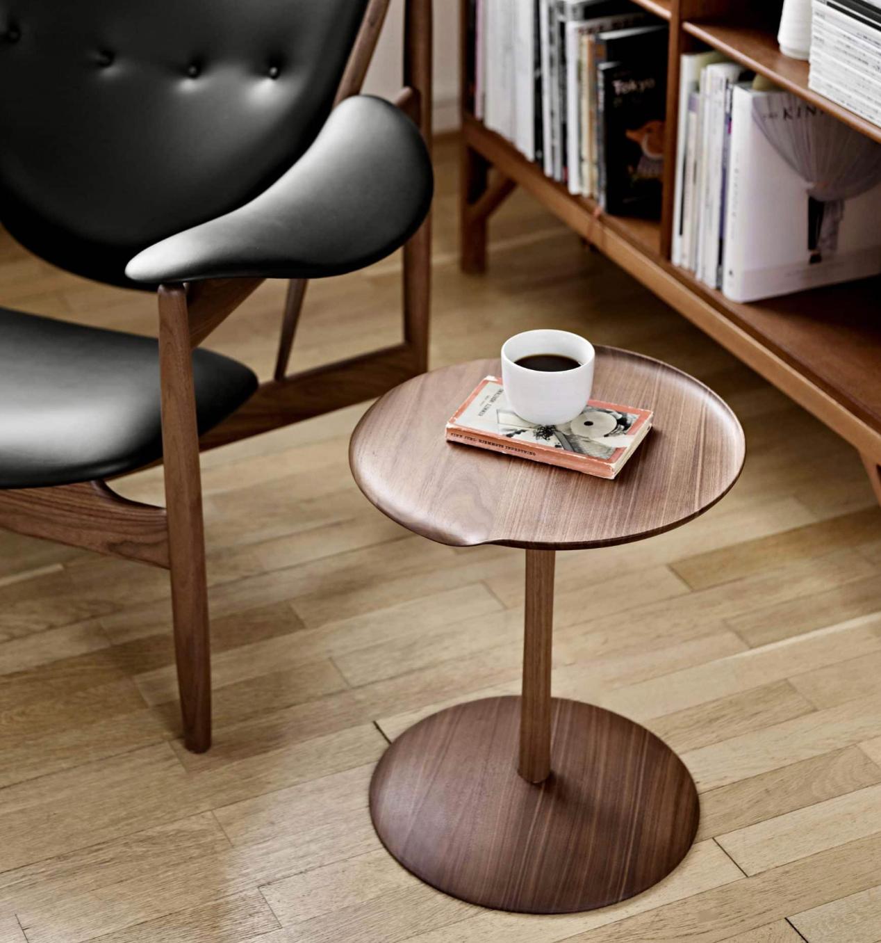 Jonas Jensen Jensen Table d'appoint Akande Types de bois : Noyer Pour une Collectional en vente 9