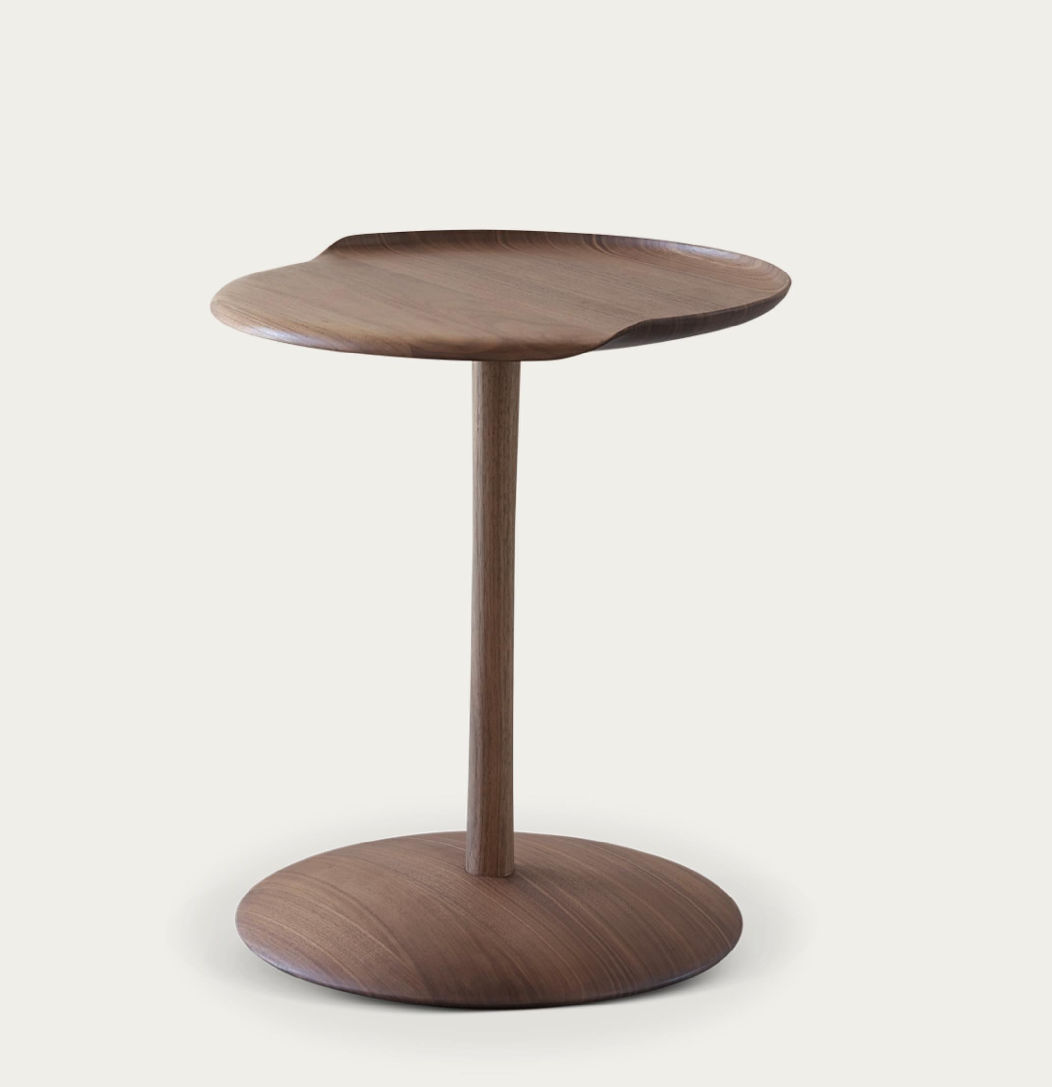 Jonas Jensen Jensen Table d'appoint Akande Types de bois : Noyer Pour une Collectional 

Åkande, qui signifie nénuphar en danois, est une série de meubles conçus par Jonas Jensen, ancien lauréat du prix Finn Juhls. La table d'appoint Åkande