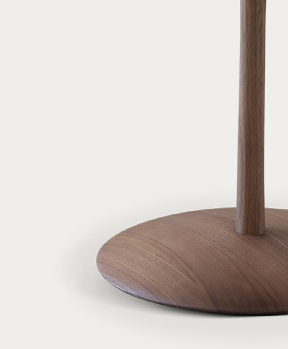 XXIe siècle et contemporain Jonas Jensen Jensen Table d'appoint Akande Types de bois : Noyer Pour une Collectional en vente