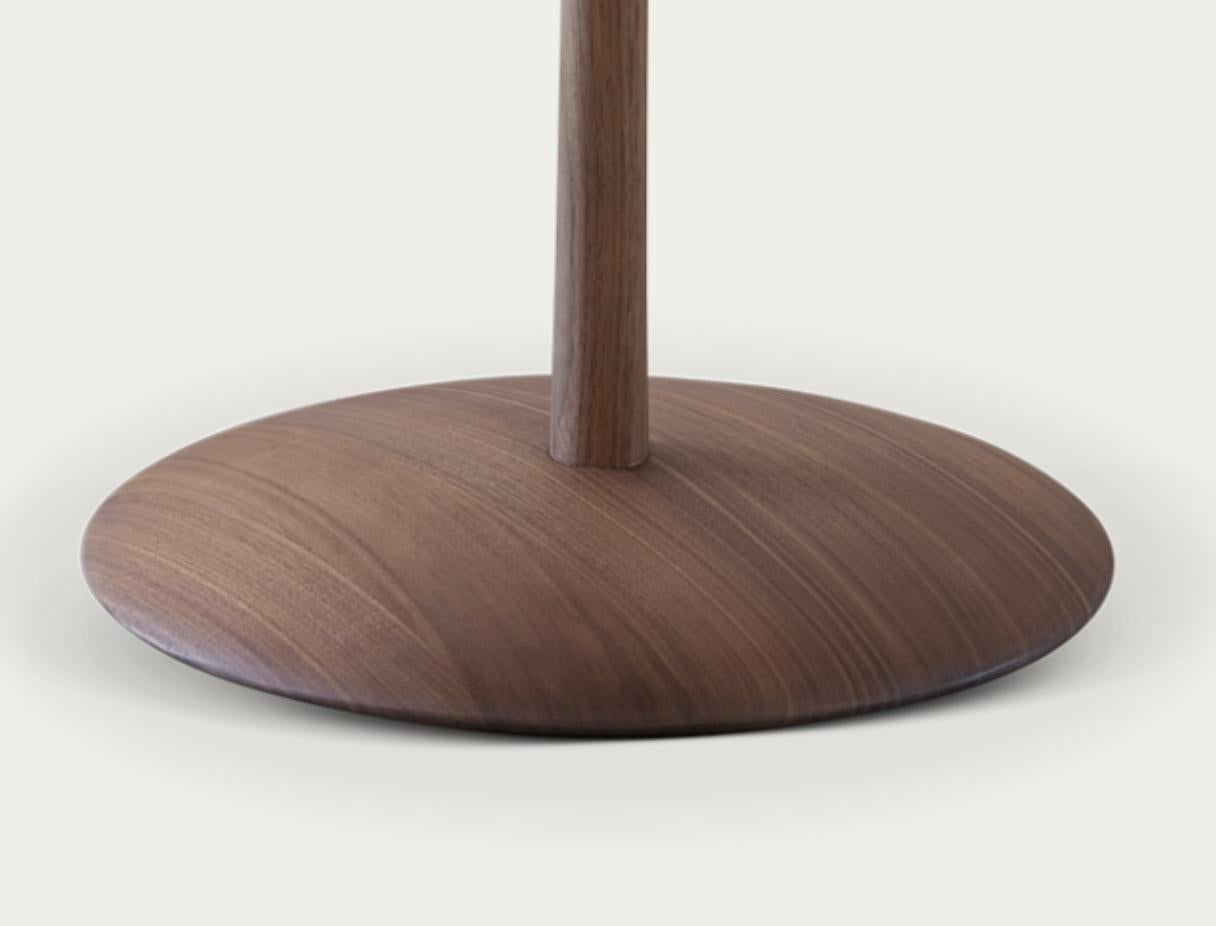 Jonas Jensen Jensen Table d'appoint Akande Types de bois : Noyer Pour une Collectional en vente 1