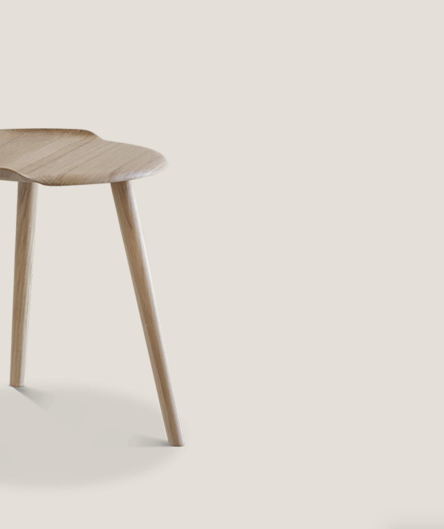 Chêne Tabouret Akande pour une collection unique de Jonas Lyndby Jensen en vente