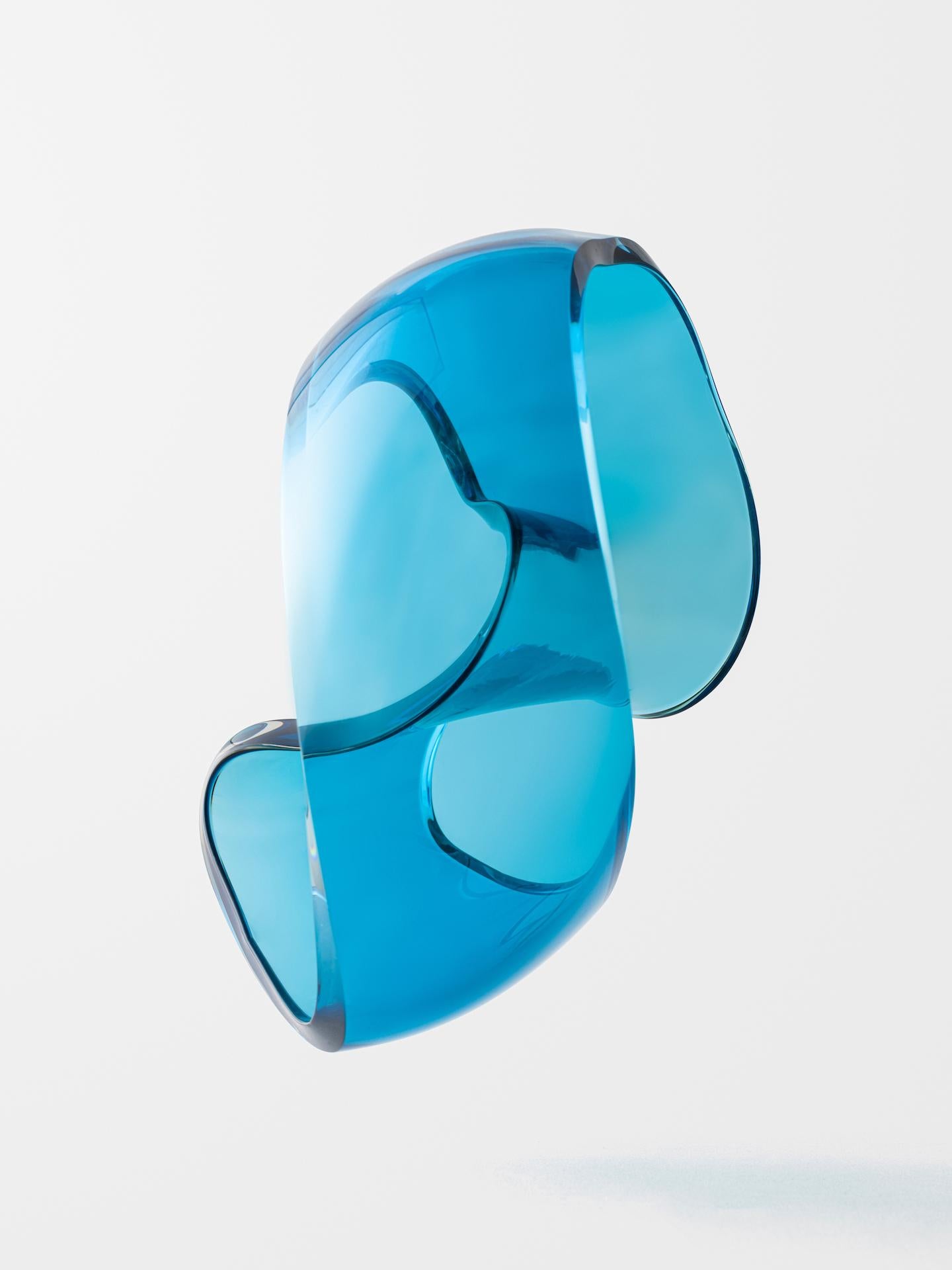 Loop suspendu (bleu) - Gris Abstract Sculpture par Jonas Noël Niedermann