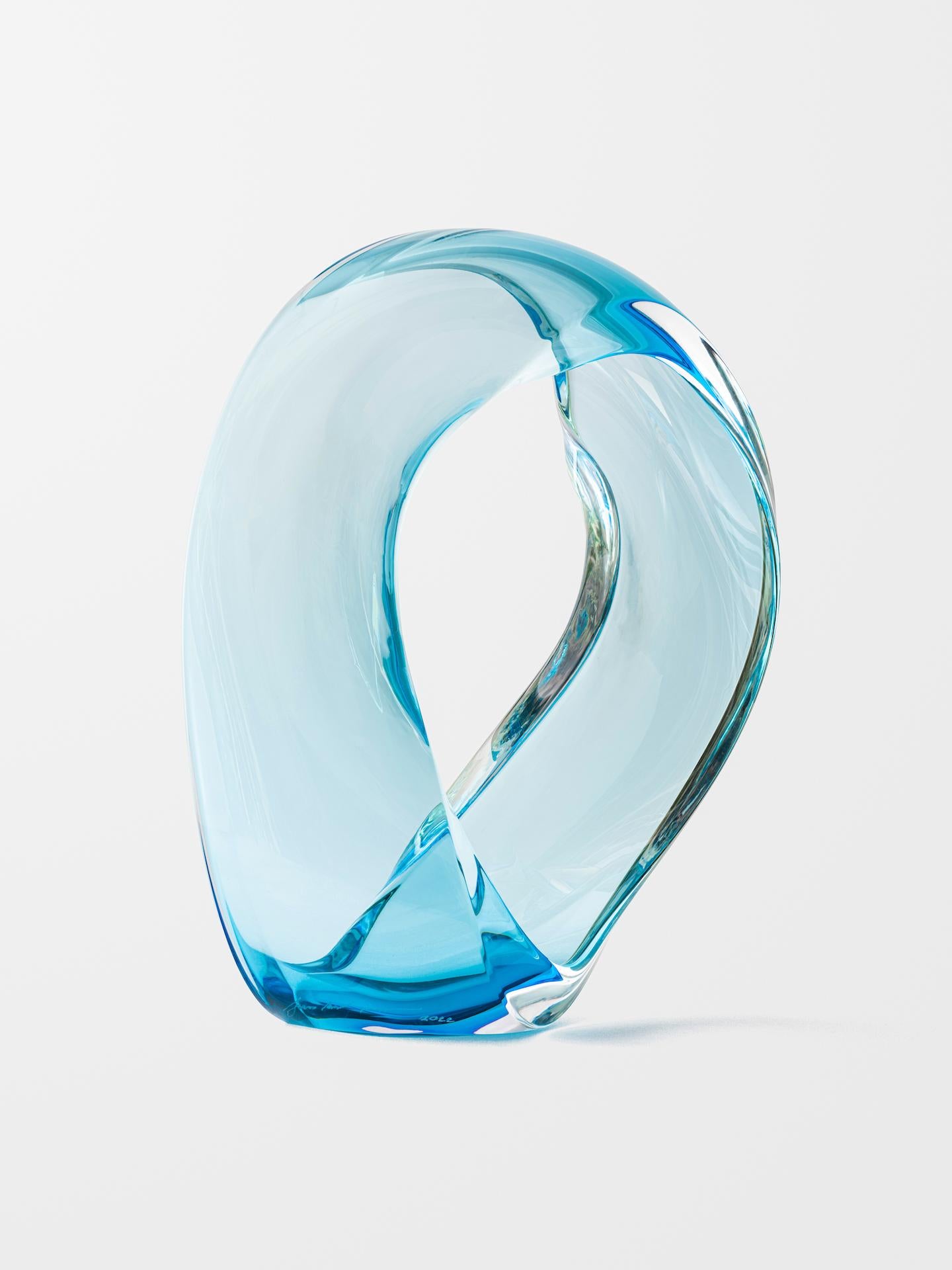 Jonas Noël Niedermann
LOOP (Sky Blue), 2022
Blown glass
11.50 x 8.50 x 4 in.