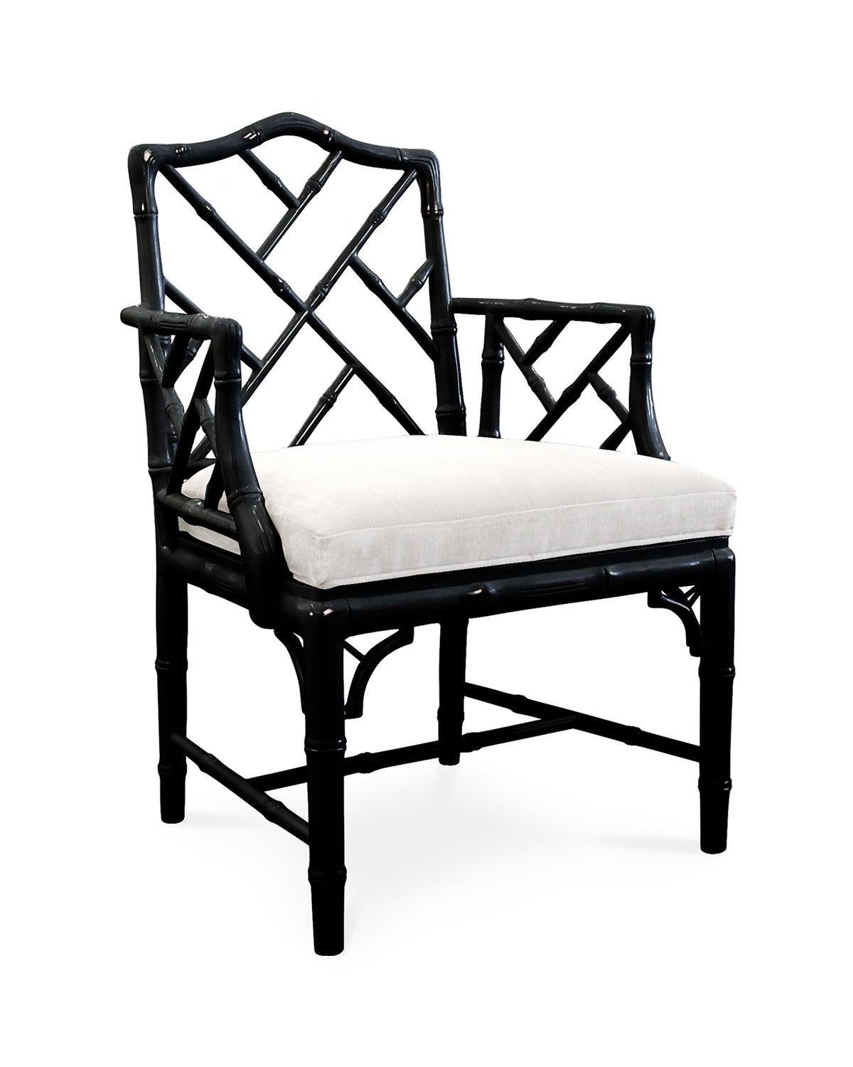 Nous vous proposons une fabuleuse paire de fauteuils chinois Chippendale en faux bambou laqué noir avec des sièges tapissés de lin blanc, par Jonathan Adler. Les chaises ont été un élément de base de la production de design d'Adler pendant des