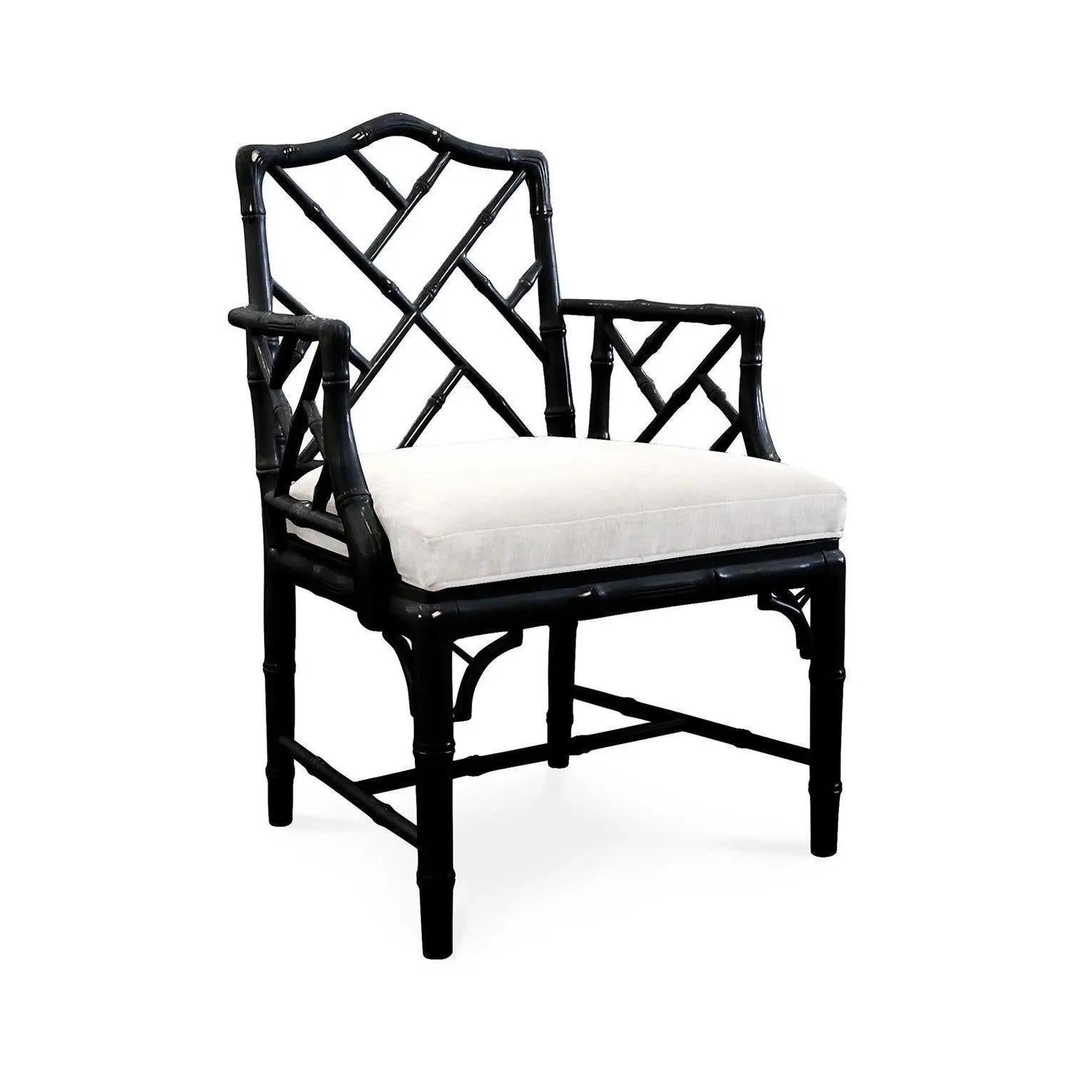 Gelistet ist eine fabelhafte, Paar schwarz lackiert faux Bambus chinesischen Chippendale Sessel mit weißem Leinen gepolstert Sitze, von Jonathan Adler. Die Stühle waren jahrelang ein fester Bestandteil von Adlers Designproduktion und wurden vor