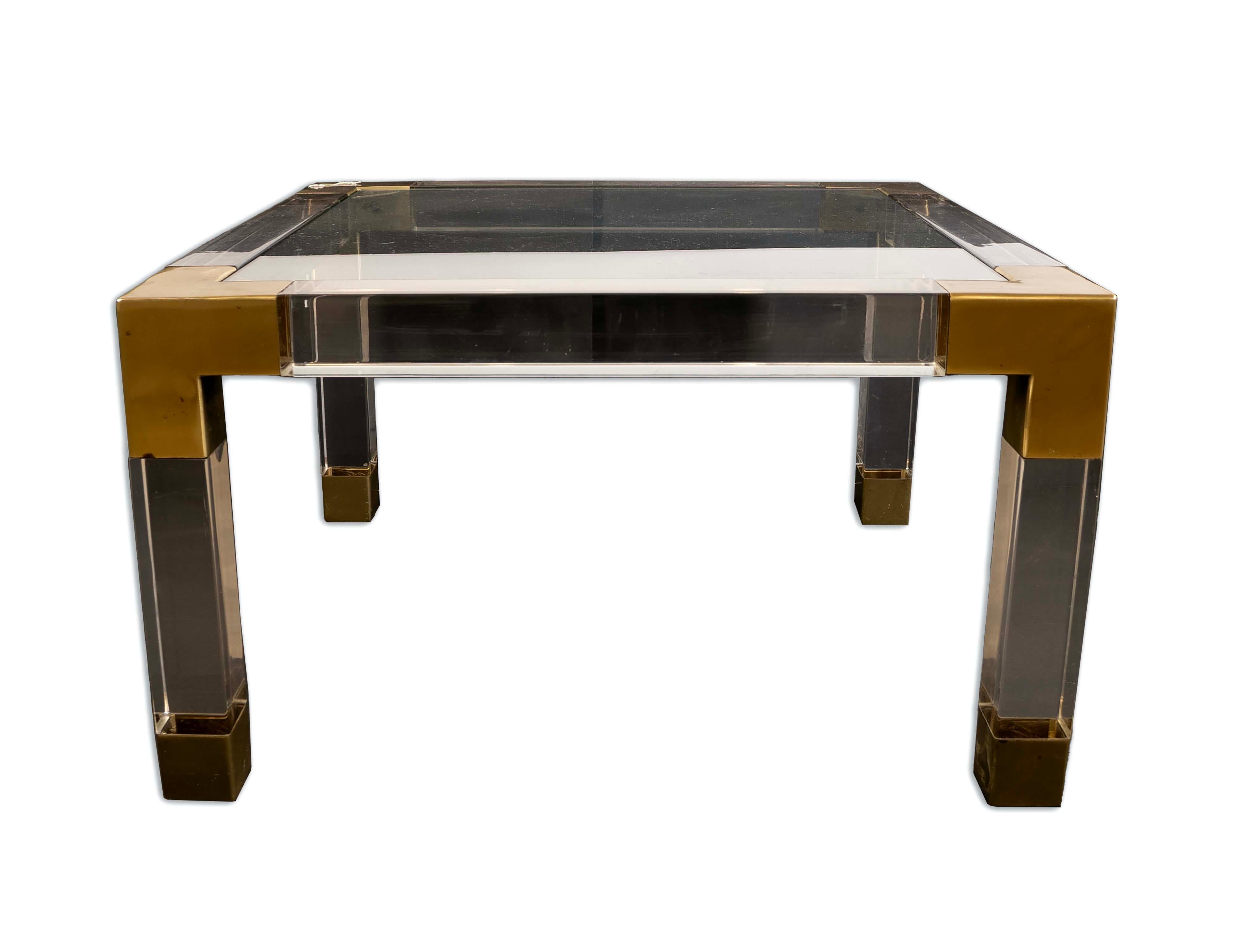 Une table basse luxueuse en acrylique transparent lucite avec des coins en laiton brossé, conçue par Jonathan Alder. Un style épuré et moderne inspiré des designs de la Régence hollywoodienne. Ajoute de l'élégance à un espace. Provenant d'une