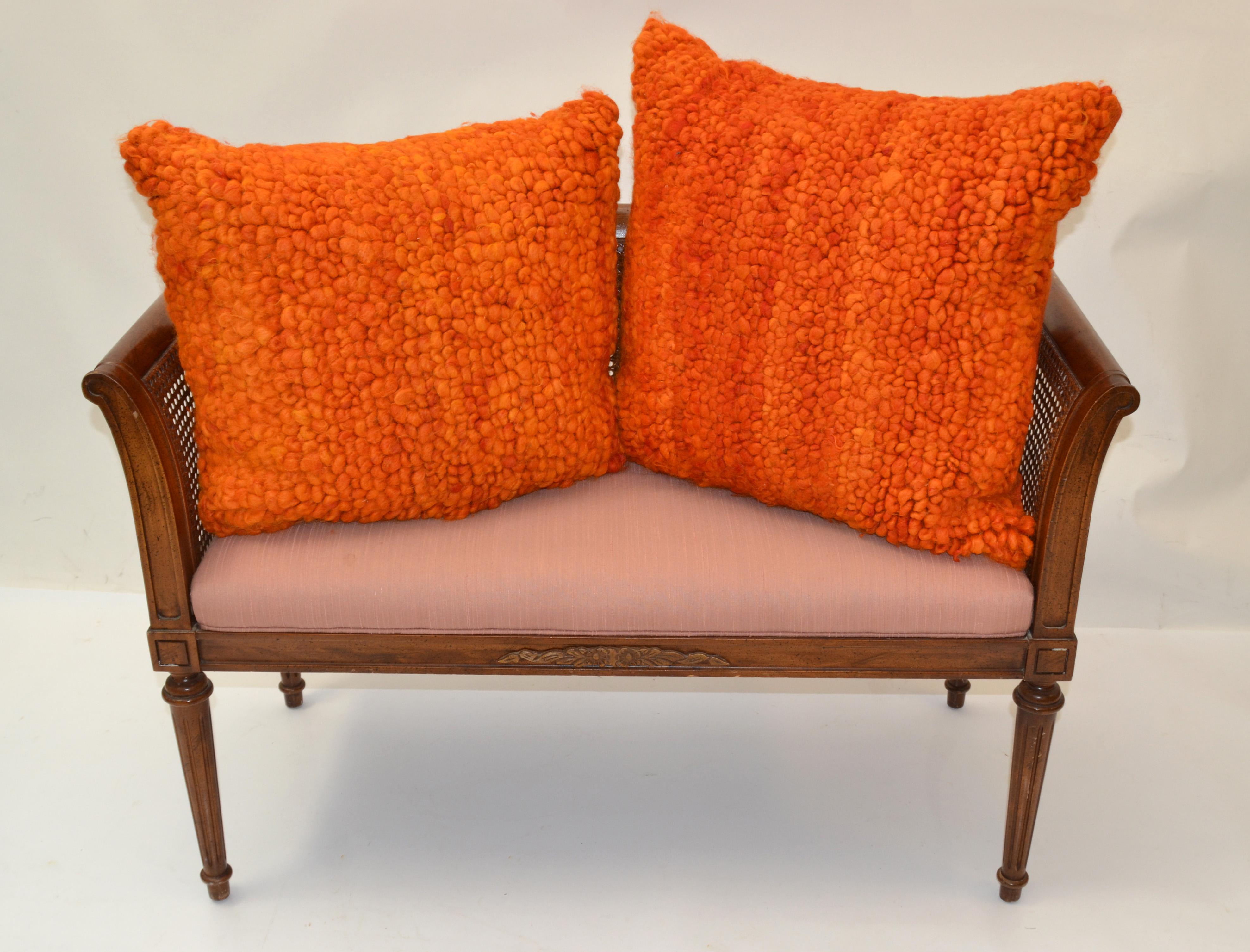 Américain Jonathan Adler ensemble de coussins Primaloft orange en duvet et flanelle style mi-siècle moderne en vente