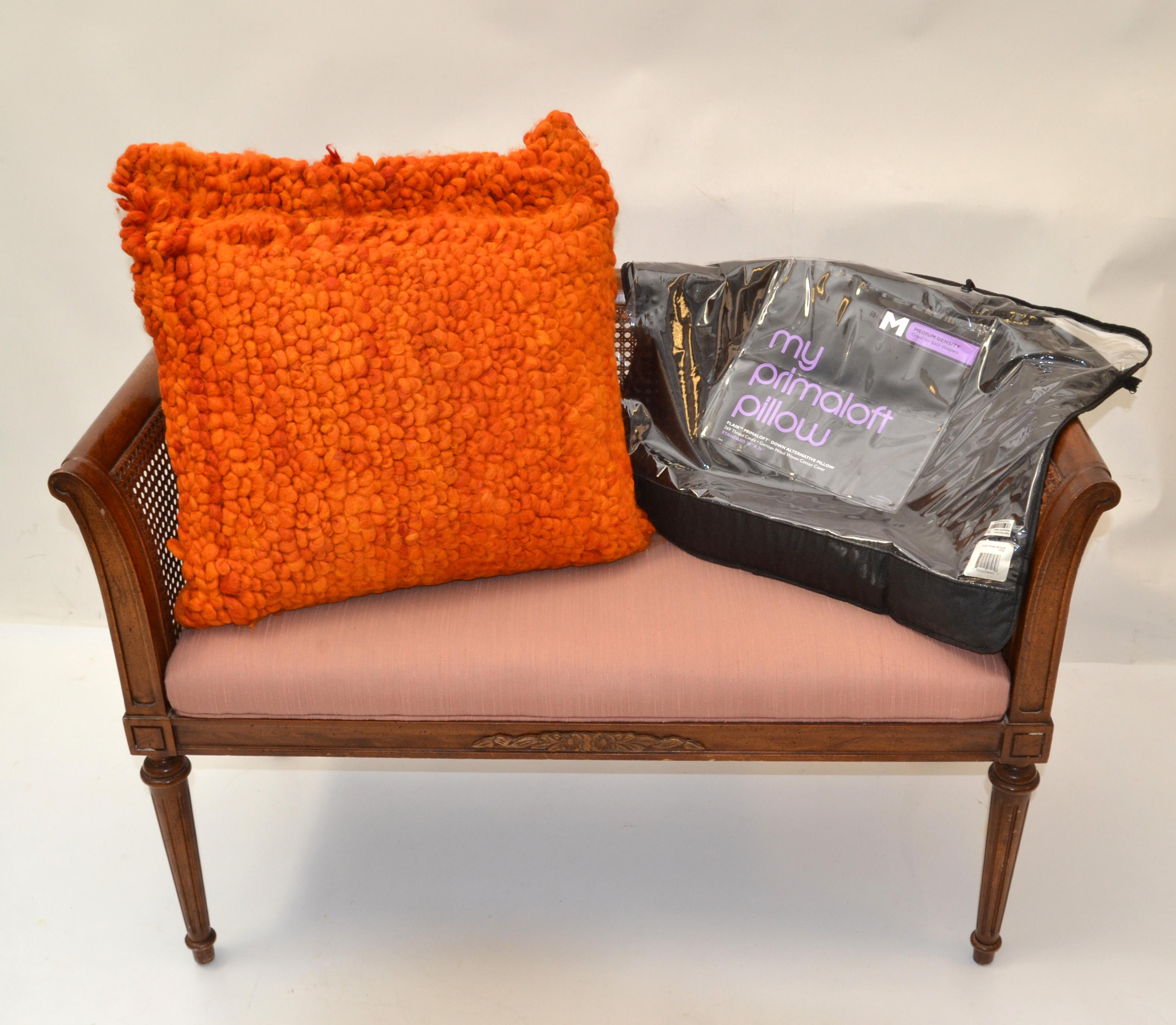 Fait main Jonathan Adler ensemble de coussins Primaloft orange en duvet et flanelle style mi-siècle moderne en vente
