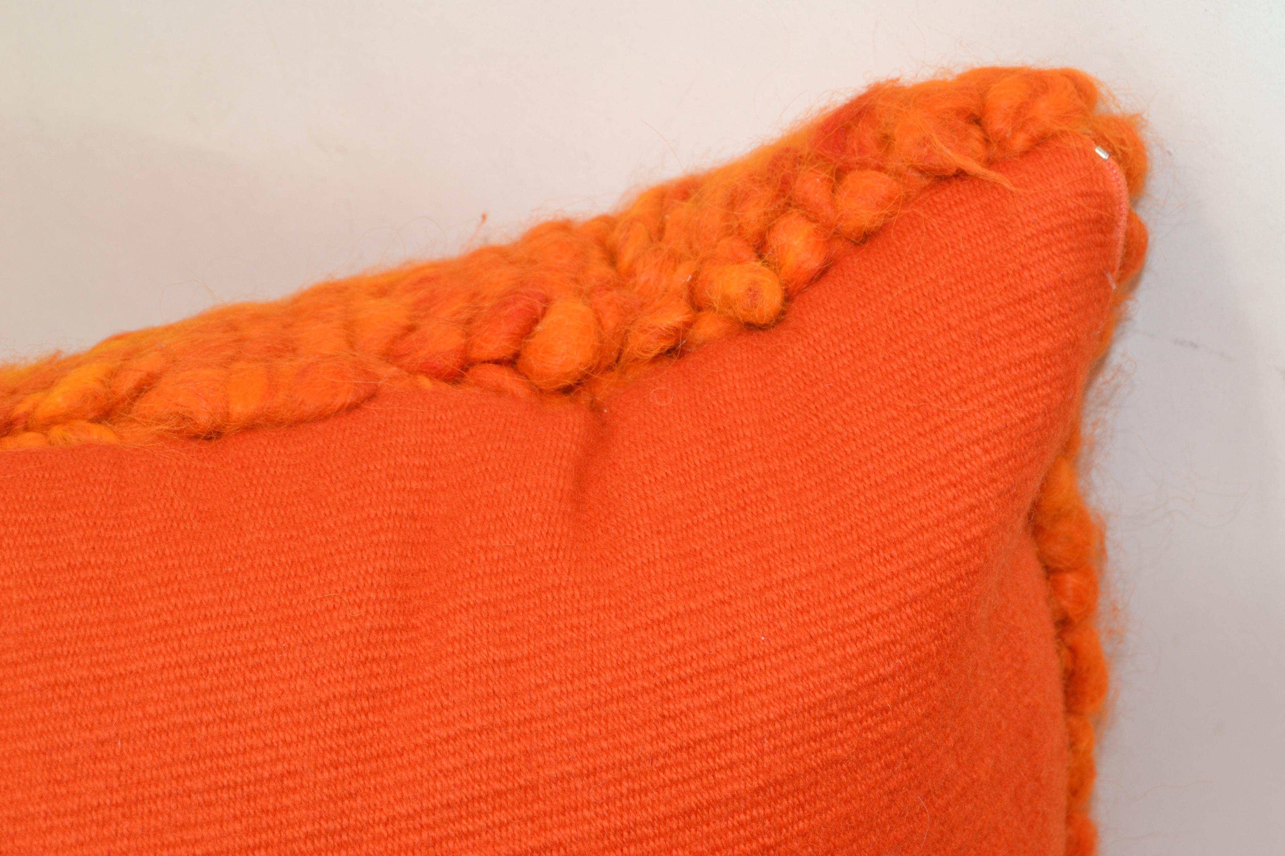 20ième siècle Jonathan Adler ensemble de coussins Primaloft orange en duvet et flanelle style mi-siècle moderne en vente