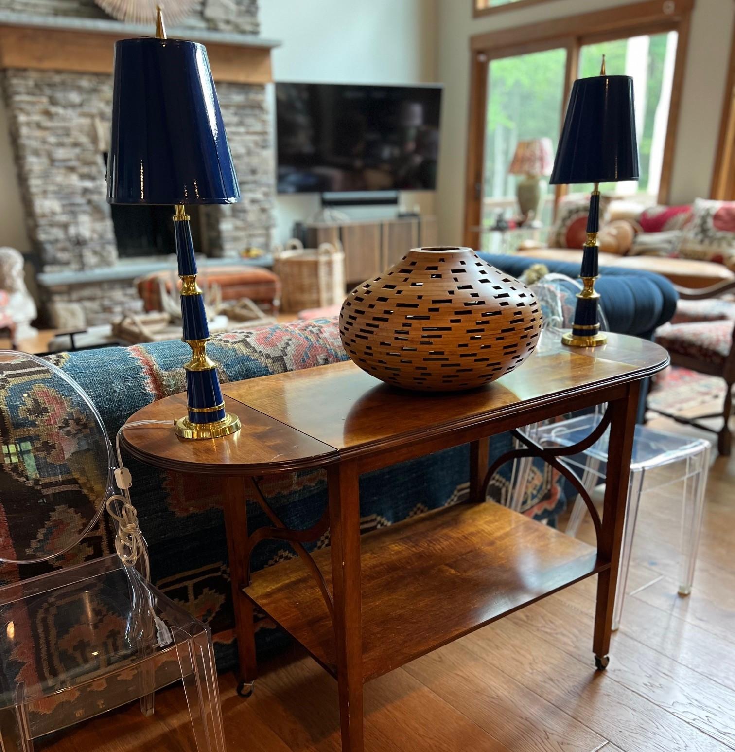 Inspirée des chandeliers néoclassiques à volutes, la lampe de buffet Versailles de Jonathan Adler est une combinaison intelligente de couleurs revêtues de poudre et d'accents en laiton naturel. Cette paire de lampes, dont la présence est puissante