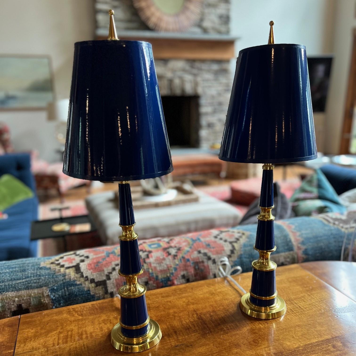 Néoclassique Paire de lampes de buffet de la collection Versailles en cobalt et laiton Jonathan Adler en vente