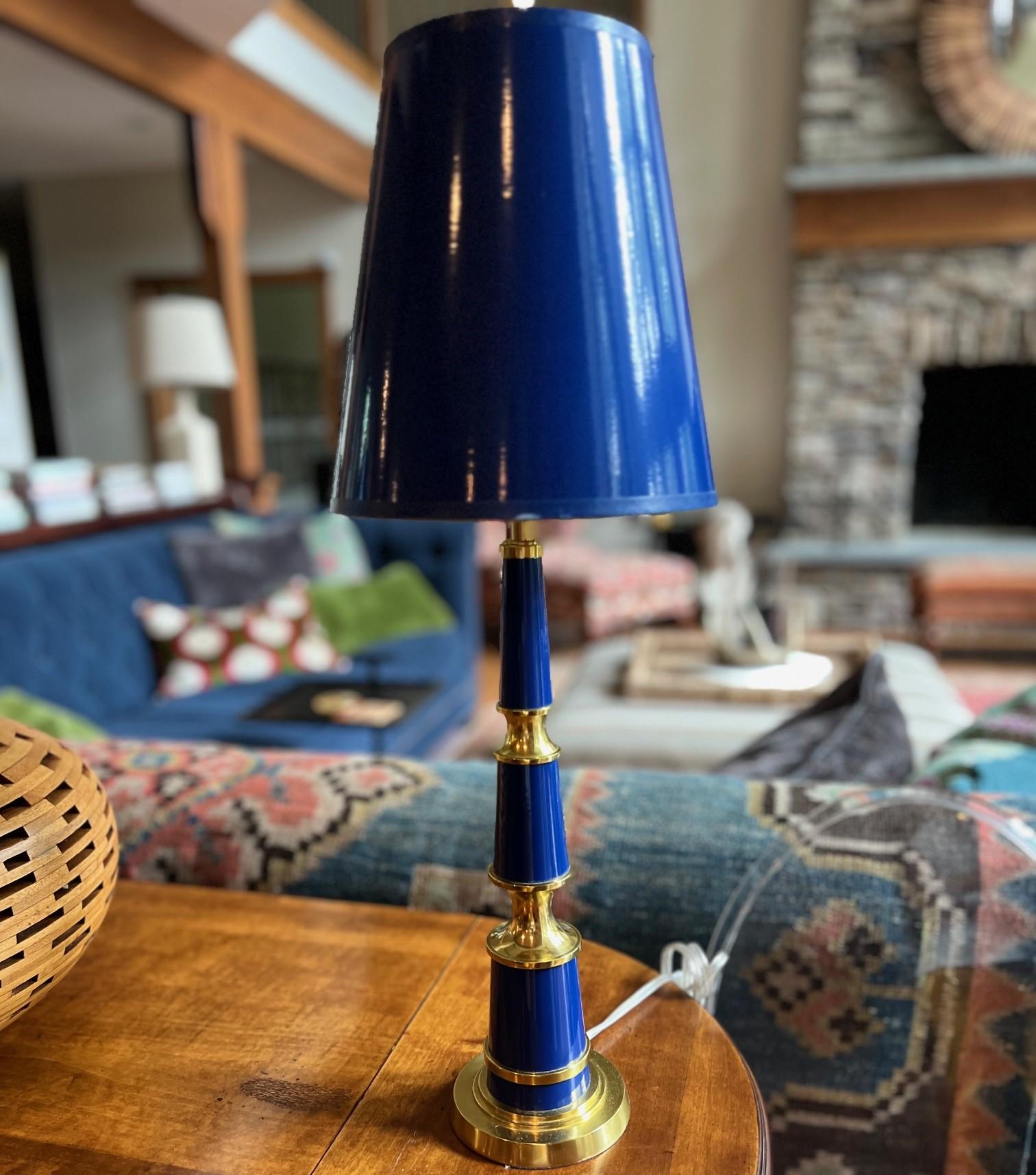Peint Paire de lampes de buffet de la collection Versailles en cobalt et laiton Jonathan Adler en vente