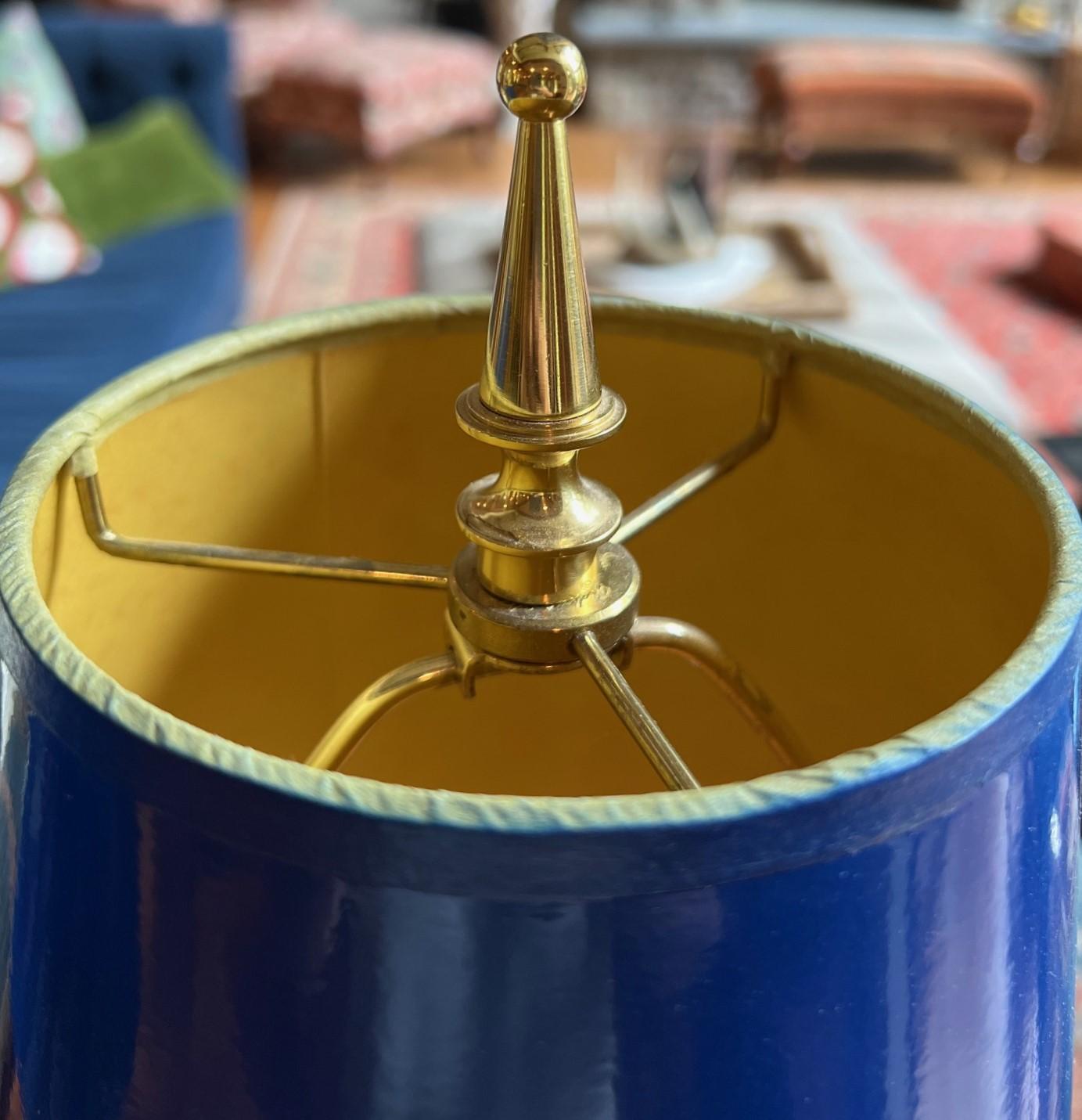 XXIe siècle et contemporain Paire de lampes de buffet de la collection Versailles en cobalt et laiton Jonathan Adler en vente