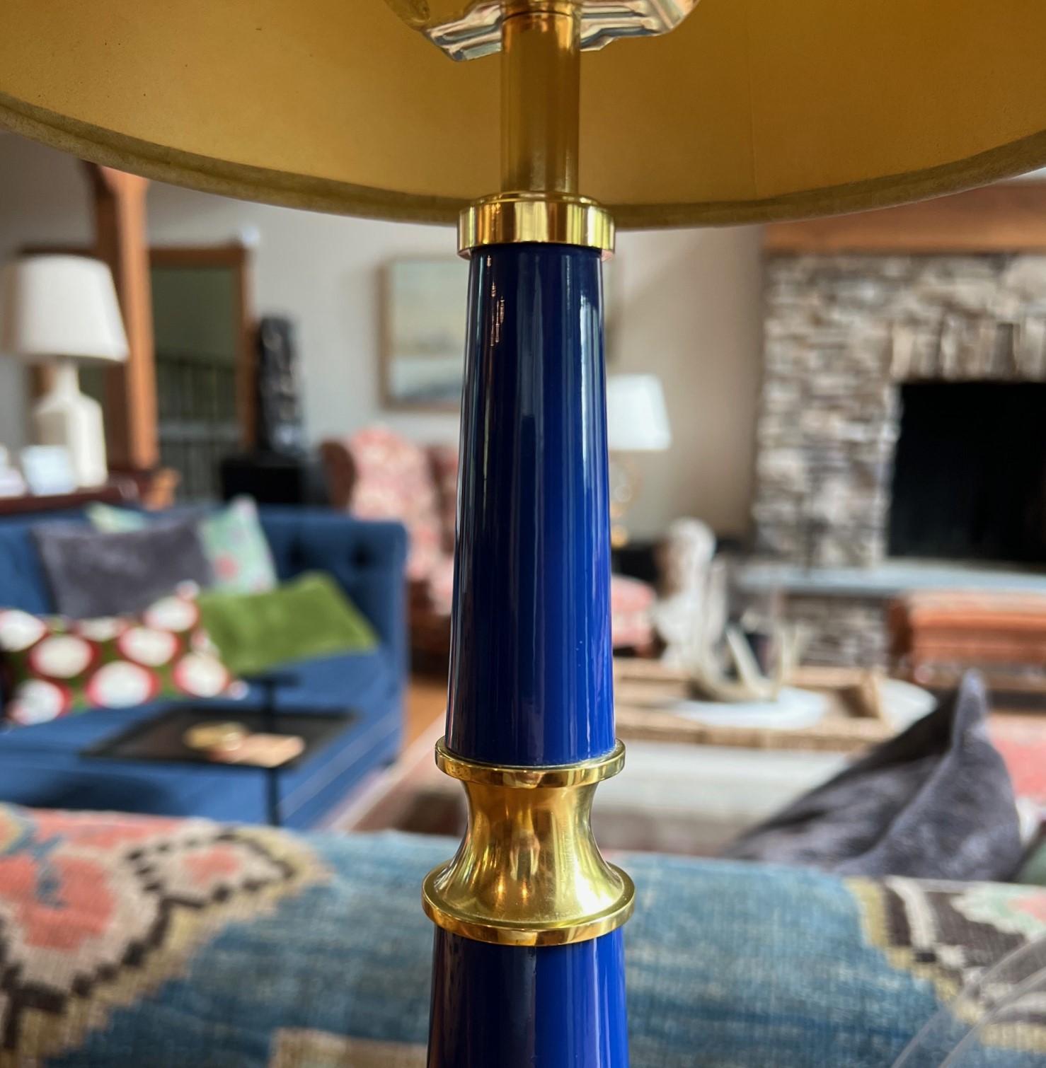 Métal Paire de lampes de buffet de la collection Versailles en cobalt et laiton Jonathan Adler en vente