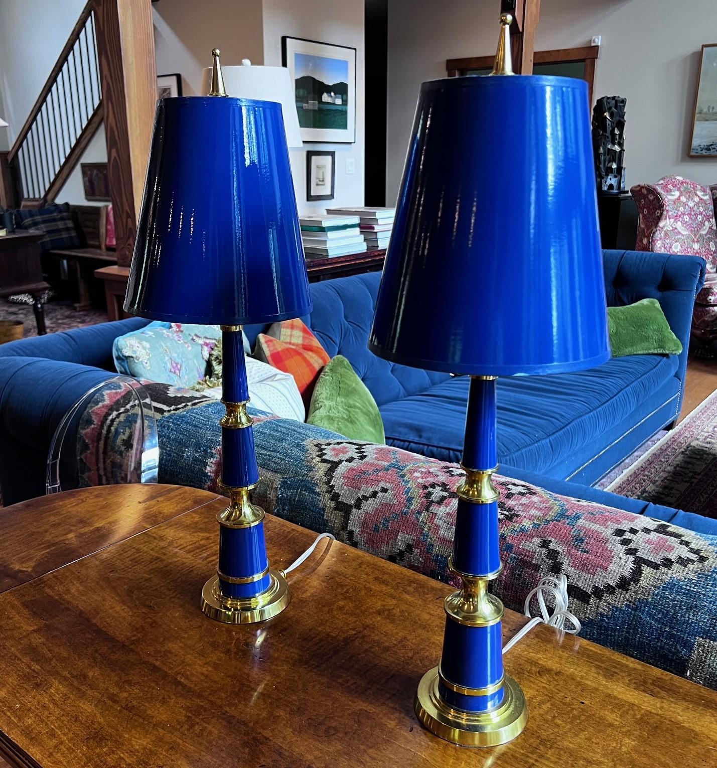 Paire de lampes de buffet de la collection Versailles en cobalt et laiton Jonathan Adler en vente 1