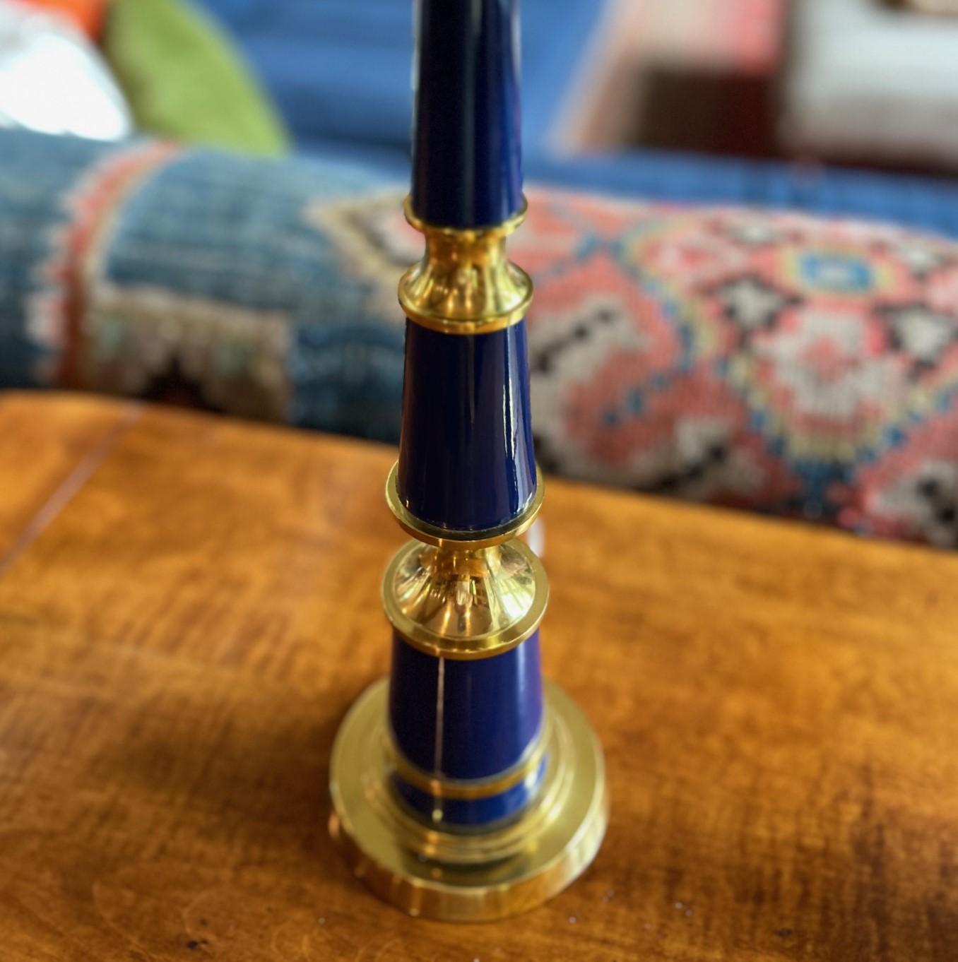 Paire de lampes de buffet de la collection Versailles en cobalt et laiton Jonathan Adler en vente 2