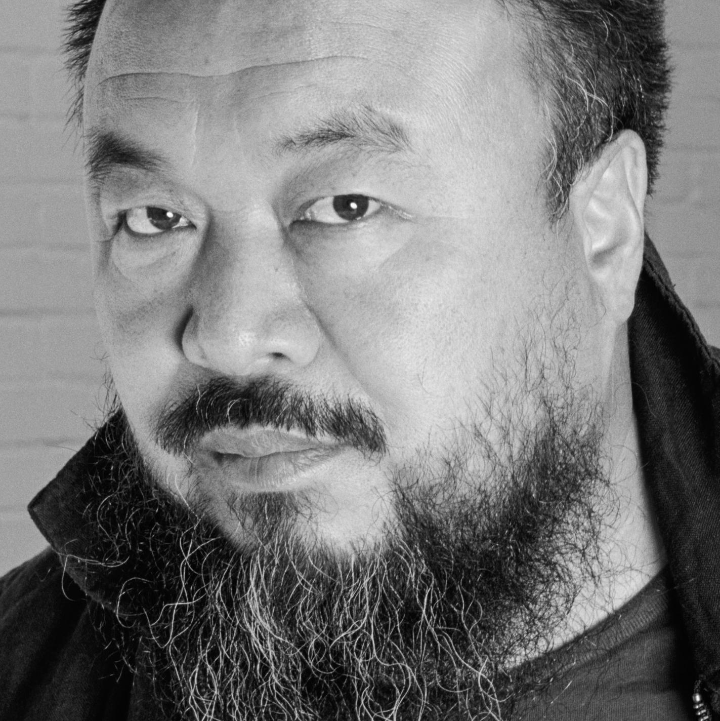 Ai Weiwei dans son studio, Pékin, 12 mai 2007 - Contemporain Photograph par Jonathan Becker
