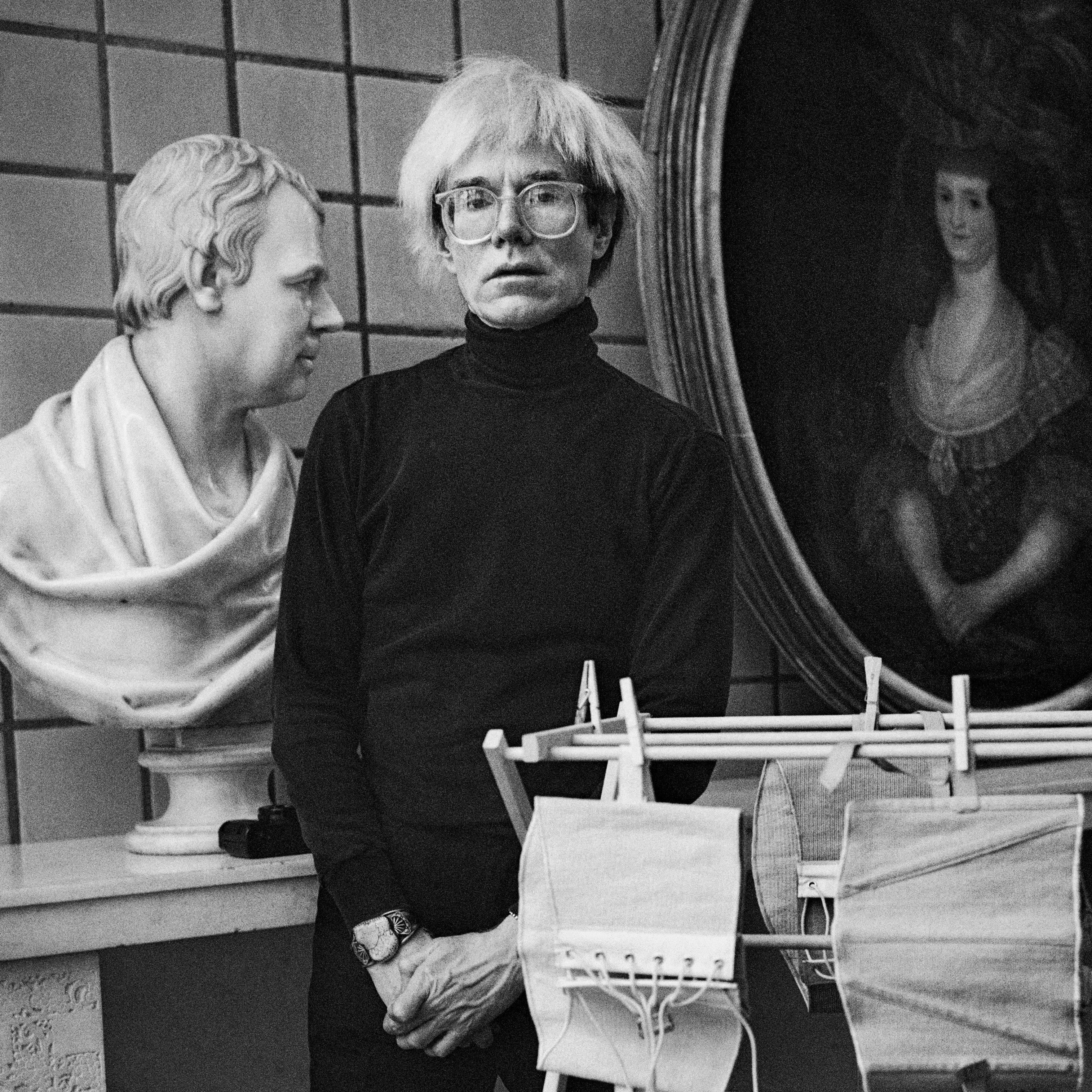 Andy Warhol y sus corsés en la Fourth Factory, Nueva York, 1986 - Photograph de Jonathan Becker