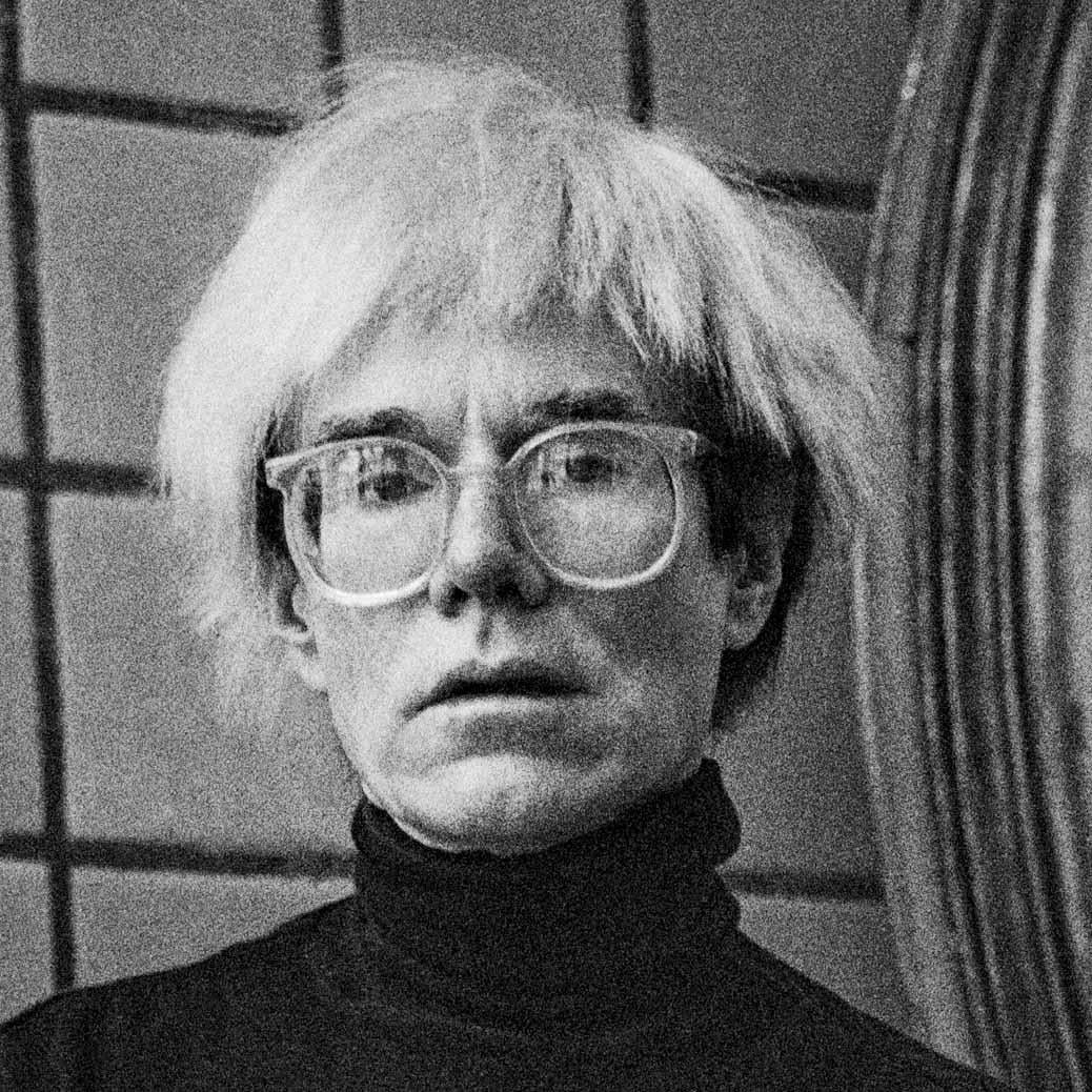Andy Warhol y sus corsés en la Fourth Factory, Nueva York, 1986 - Photograph Contemporáneo de Jonathan Becker